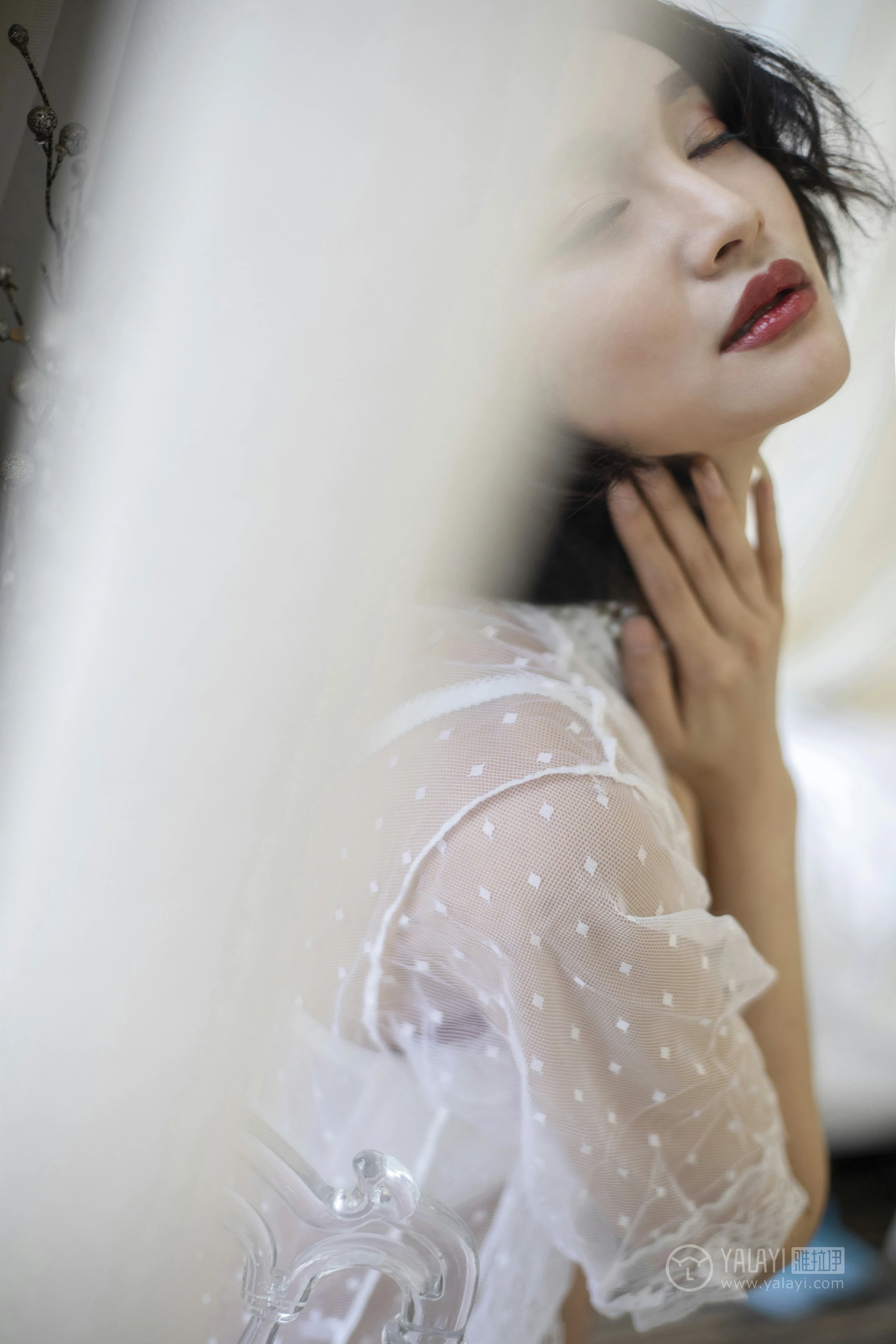 [YALAYI雅拉伊]No.187 盼兮 王艺颖 透视镂空睡衣与白色蕾丝内衣加白色情趣渔网袜性感私房写真集第8张