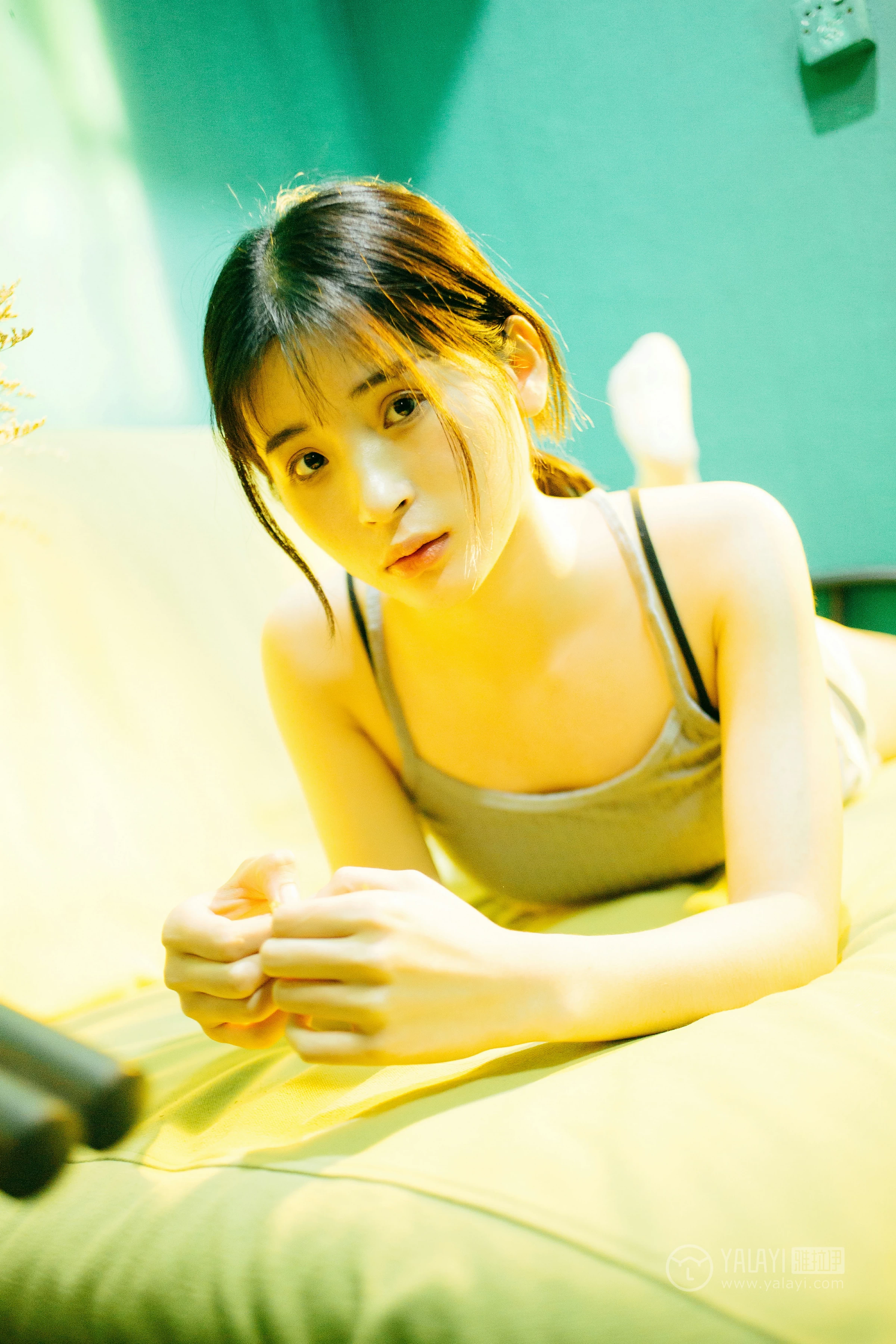 [YALAYI雅拉伊]No.198 重庆森林 阿惜 灰色吊带小背心加安全短裤性感私房写真集第3张