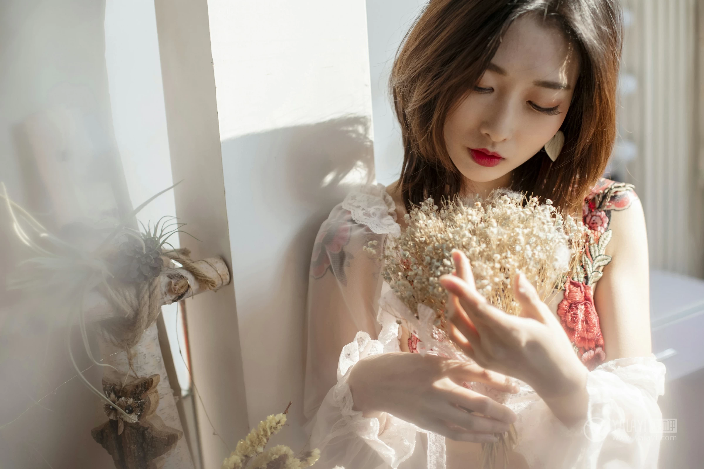 [YALAYI雅拉伊]No.207 田园春梦 佳佳 白色蕾丝睡衣加透视情趣内衣性感私房写真集第2张