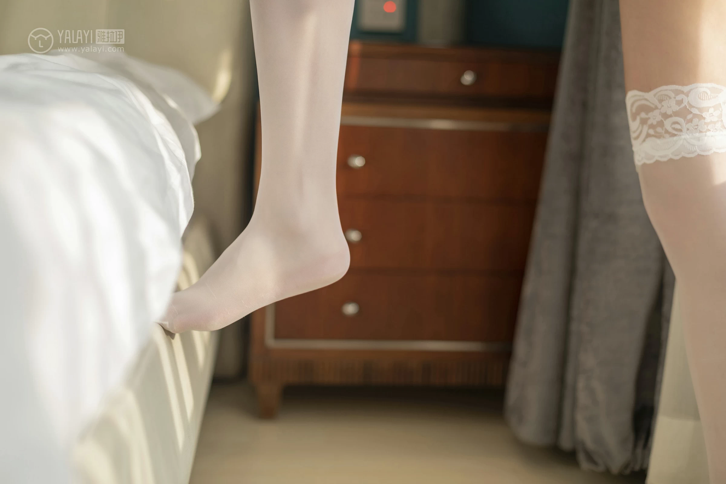[YALAYI雅拉伊] No.211 挡不住的风情 项兴咏 黑色塑身内衣加白色丝袜美腿性感私房写真集第15张