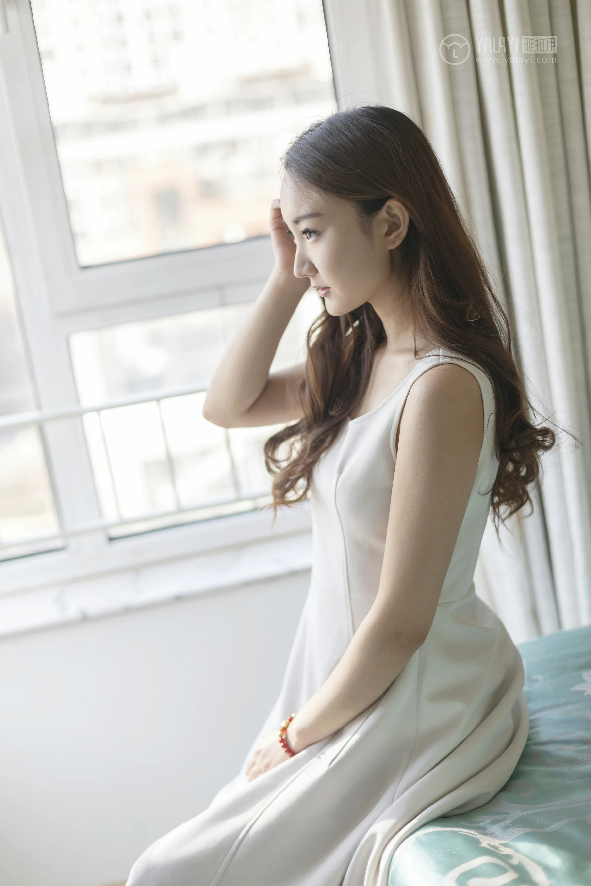 [YALAYI雅拉伊]No.212 白色星期六 丁煊彤 白色连身礼裙性感私房写真集第2张