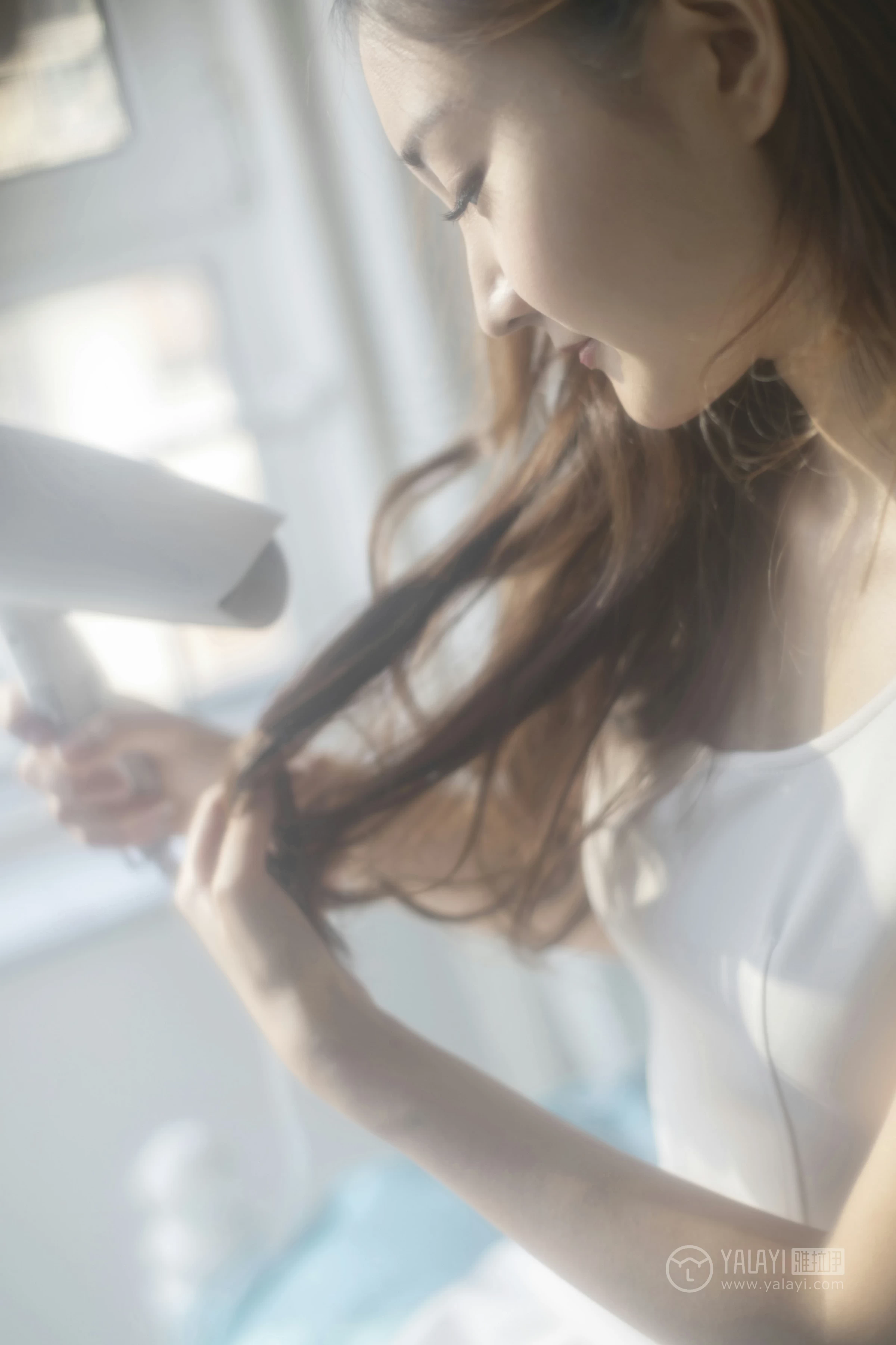 [YALAYI雅拉伊]No.212 白色星期六 丁煊彤 白色连身礼裙性感私房写真集第11张