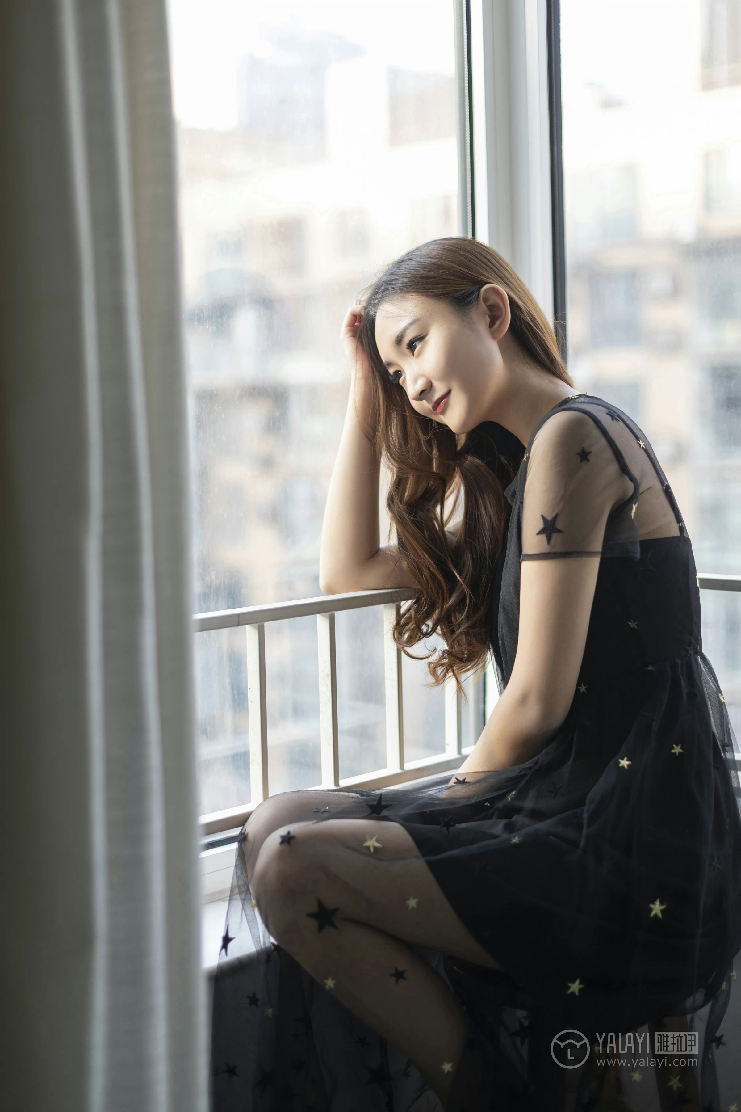 [YALAYI雅拉伊]No.220 等候 丁煊彤 黑色透视吊带连衣裙性感私房写真集第7张