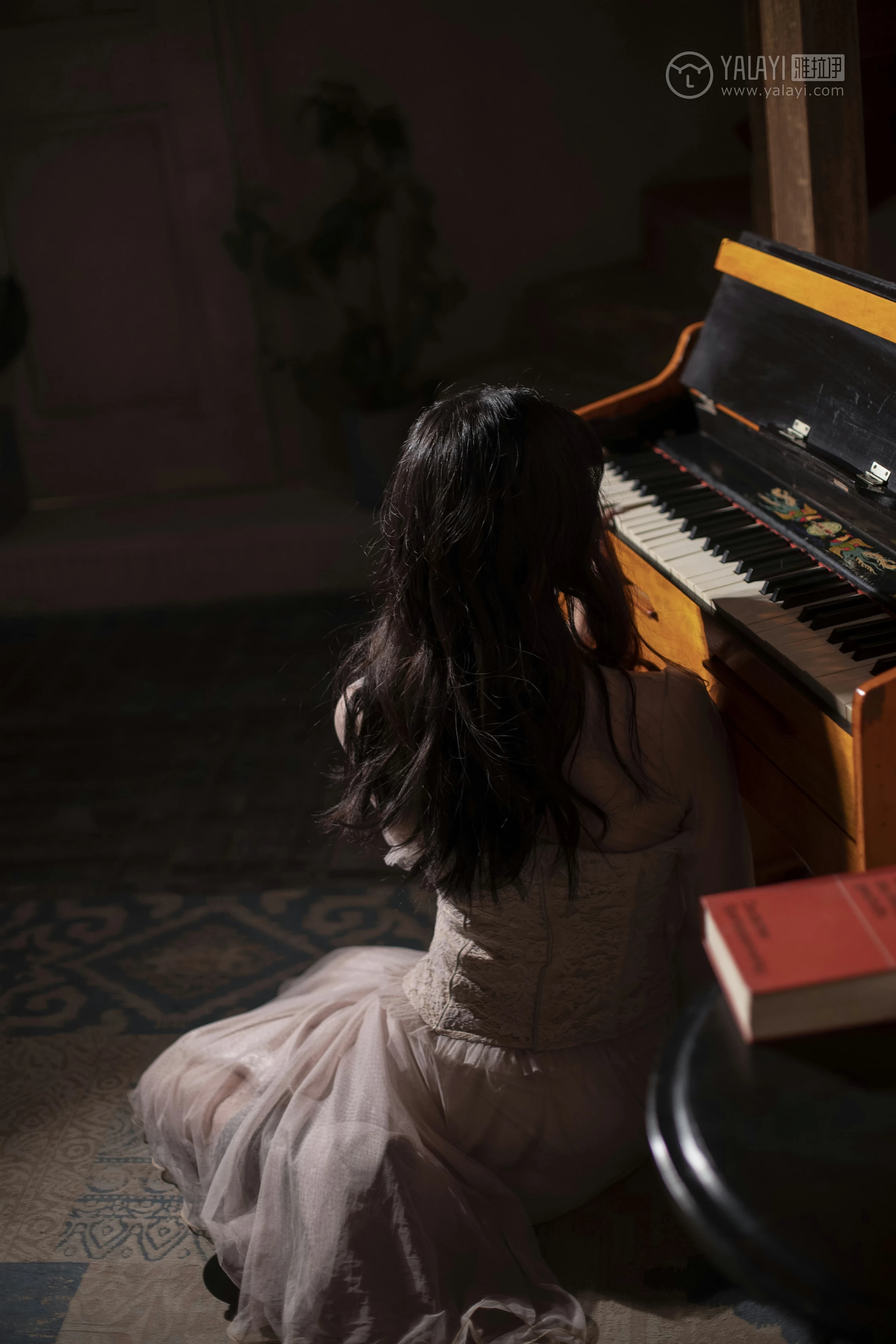 [YALAYI雅拉伊]No.227 蓝月 项兴咏 粉色透视镂空连衣裙性感私房写真集第7张