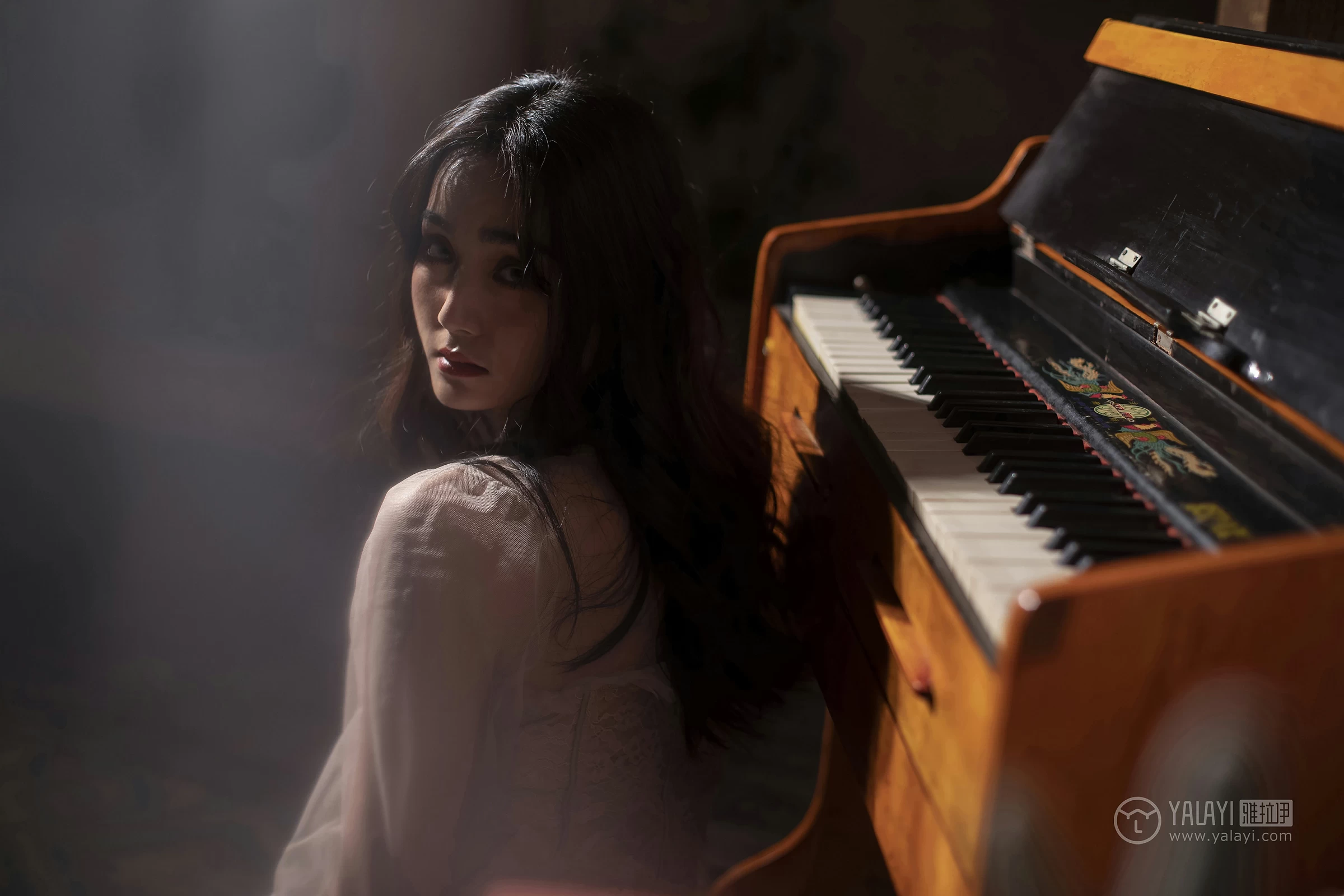 [YALAYI雅拉伊]No.227 蓝月 项兴咏 粉色透视镂空连衣裙性感私房写真集第8张