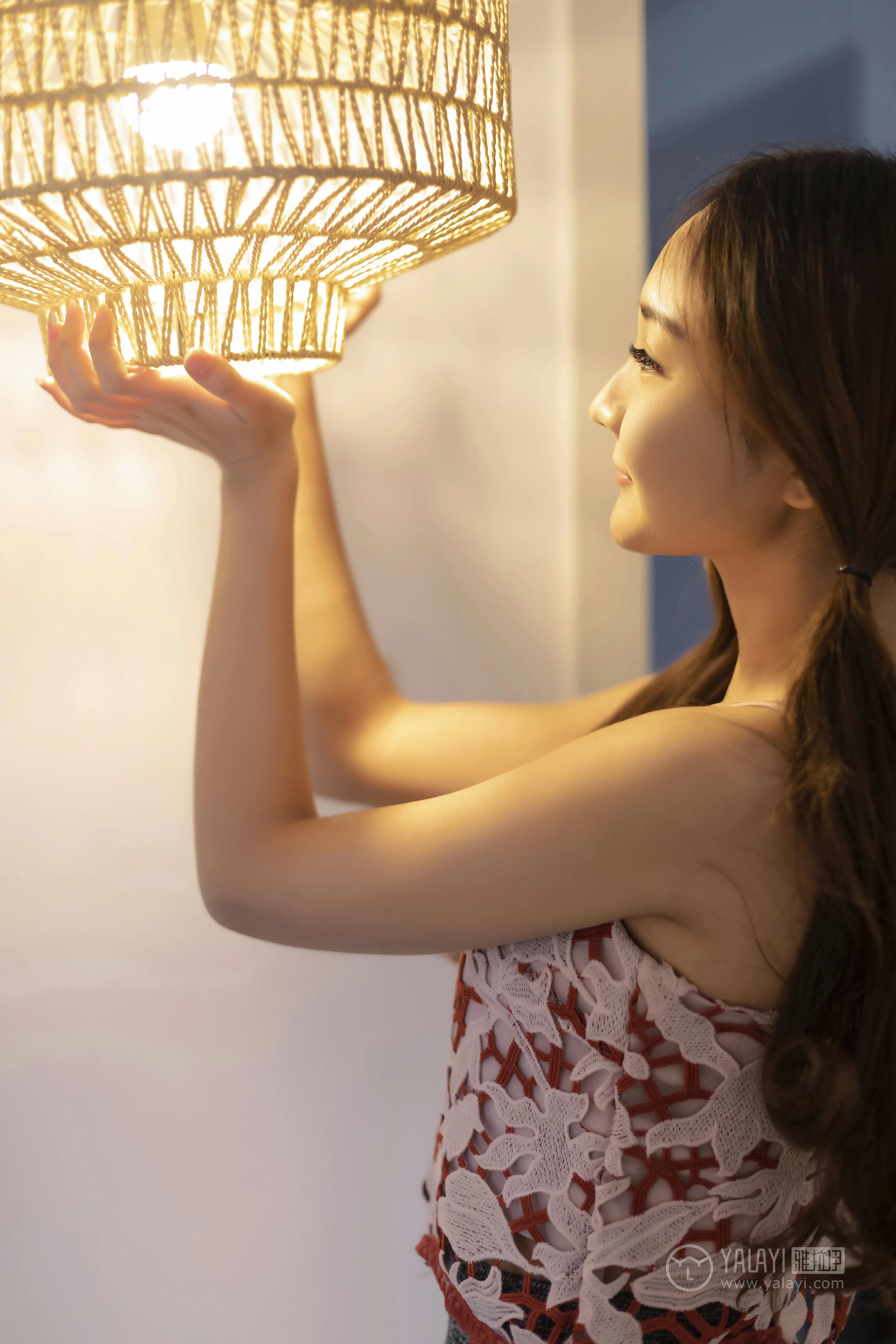 [YALAYI雅拉伊]No.231 《贤妻》 丁煊彤 红色吊带连衣裙居家性感私房写真集第11张