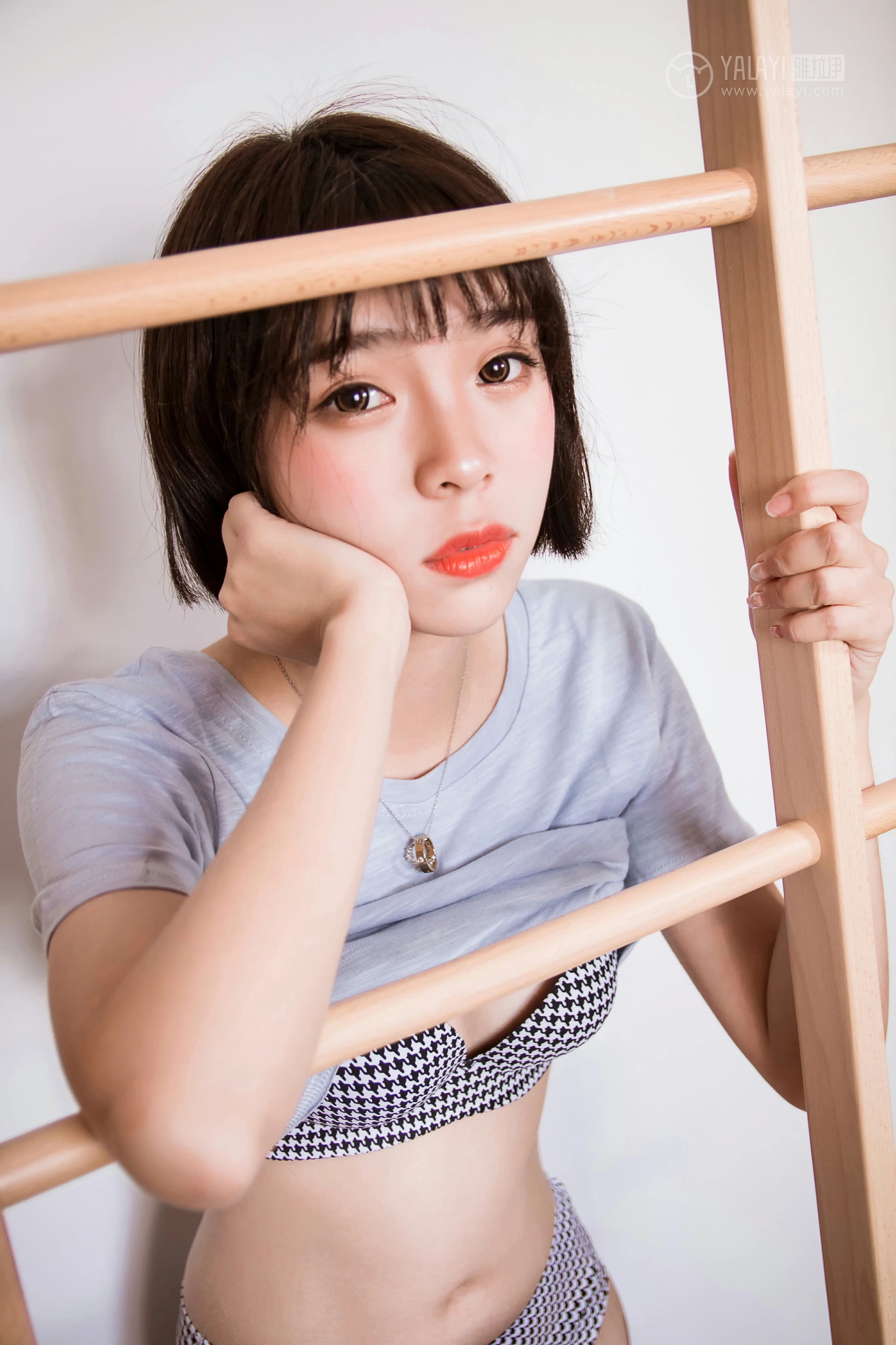 [YALAYI雅拉伊]No.232 《少女的早餐》 小杨 灰色短袖加格子内衣性感私房写真集第6张