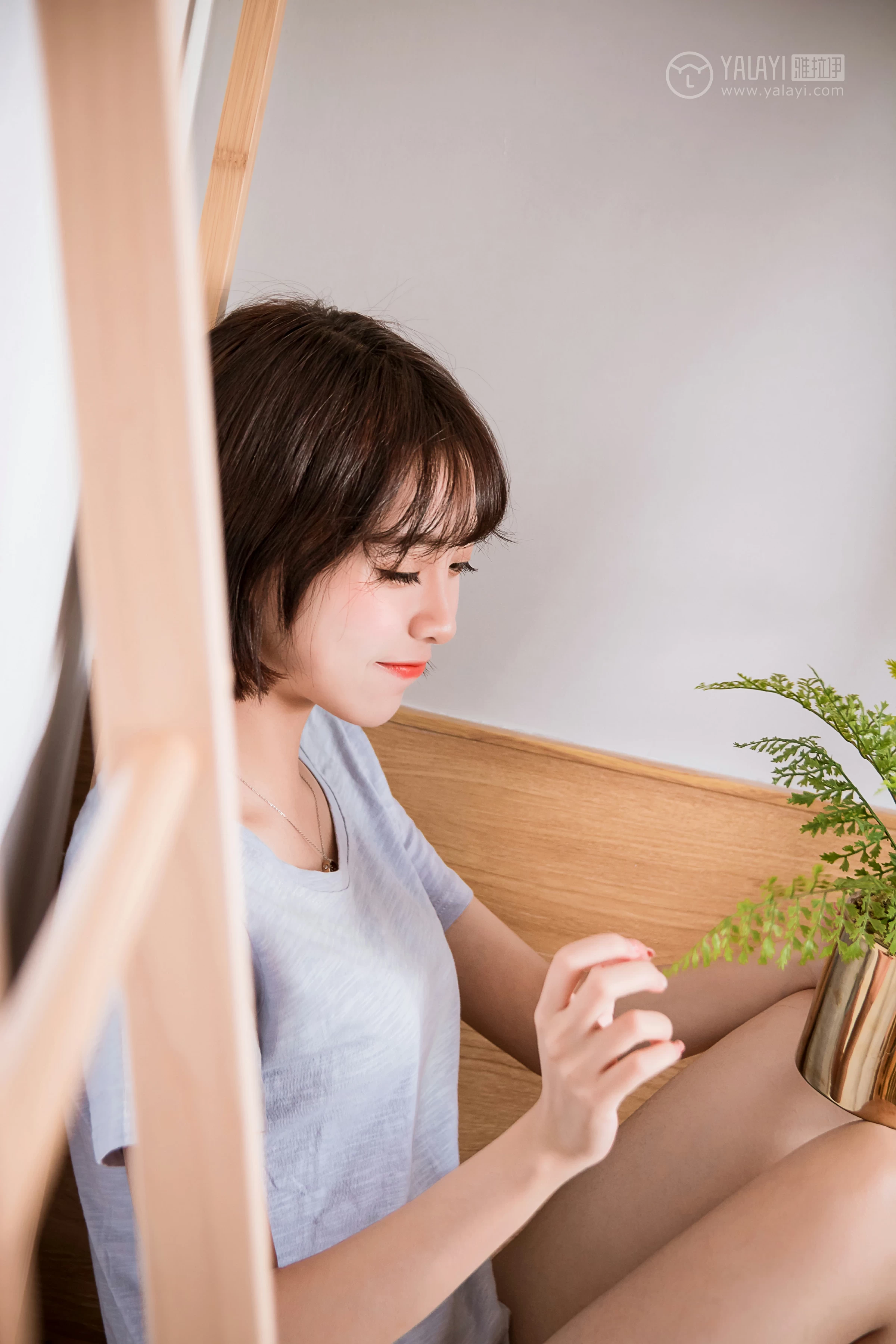 [YALAYI雅拉伊]No.232 《少女的早餐》 小杨 灰色短袖加格子内衣性感私房写真集第7张