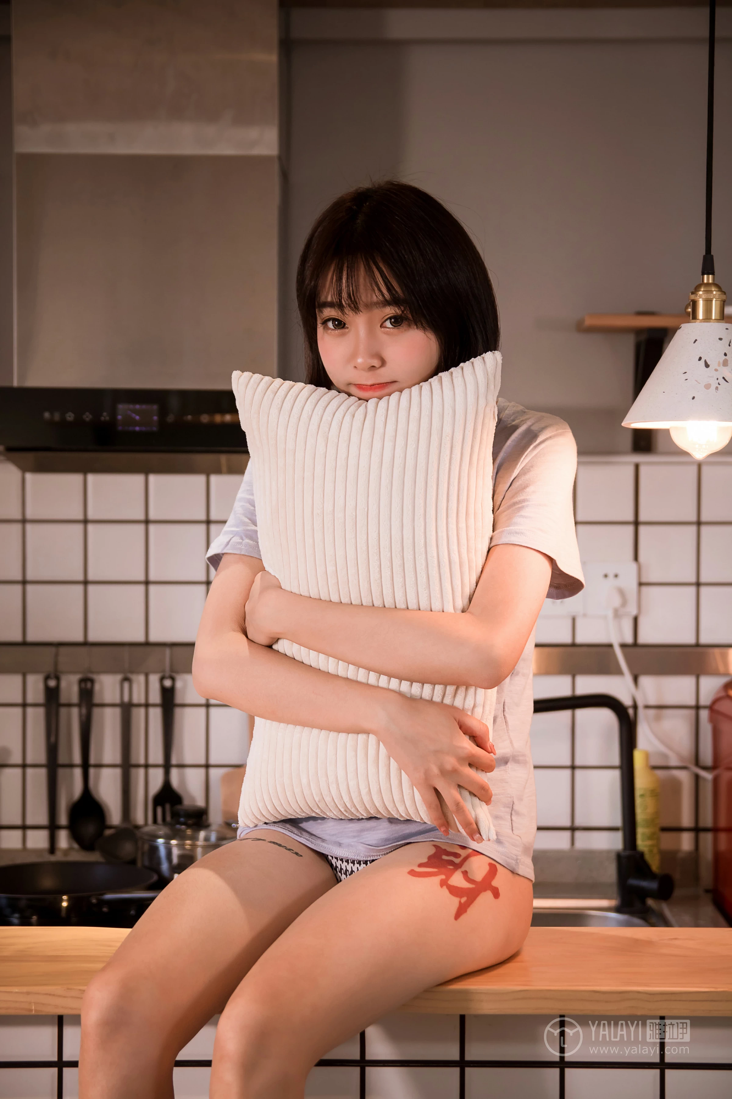 [YALAYI雅拉伊]No.232 《少女的早餐》 小杨 灰色短袖加格子内衣性感私房写真集第11张