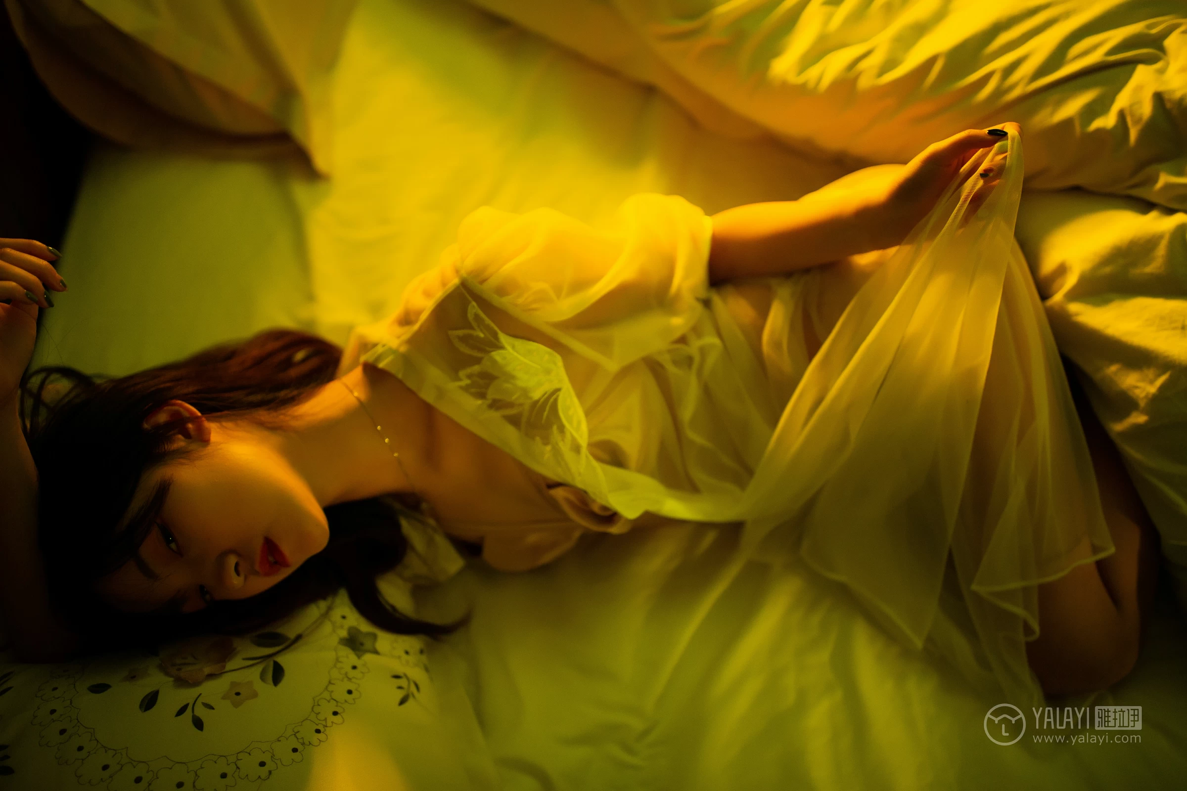 [YALAYI雅拉伊]No.233 《爱囚》 天蓝酱 白色透视睡衣加金色情趣内衣性感私房写真集第14张