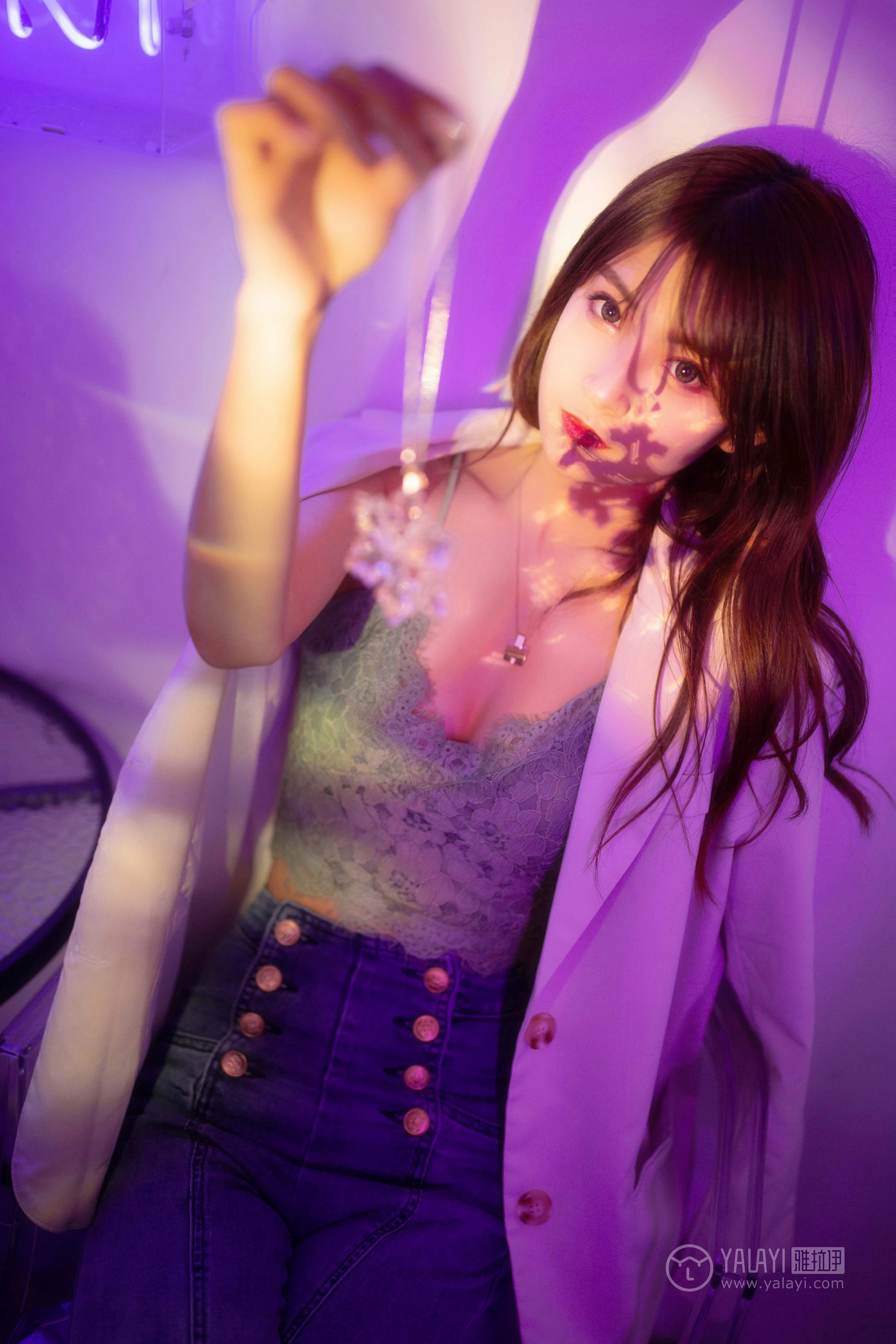 [YALAYI雅拉伊]No.245 无关痛痒 丸糯糯 米色外套与灰色蕾丝内衣加紧身牛仔裙裤性感私房写真集第5张