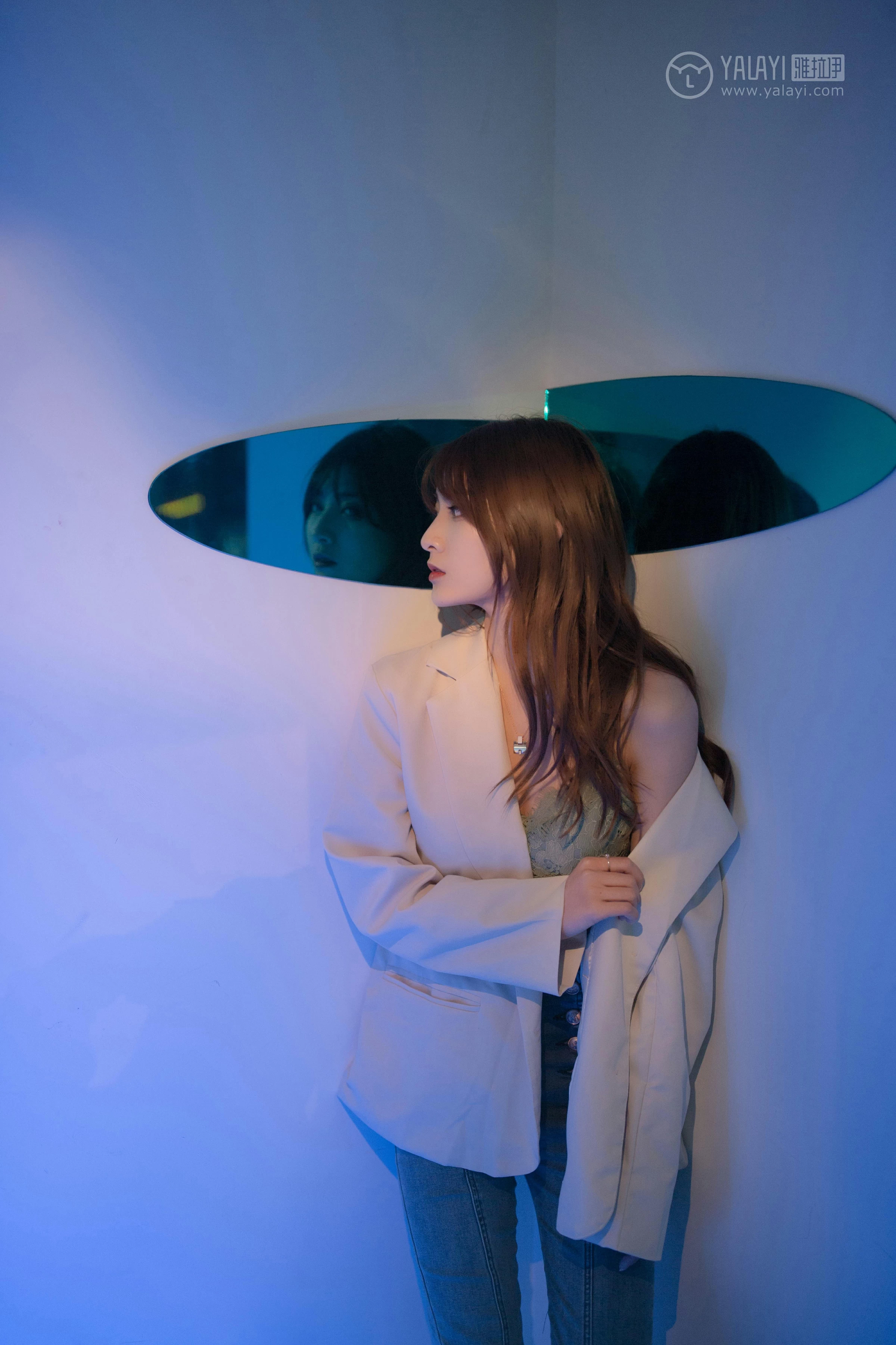 [YALAYI雅拉伊]No.245 无关痛痒 丸糯糯 米色外套与灰色蕾丝内衣加紧身牛仔裙裤性感私房写真集第10张