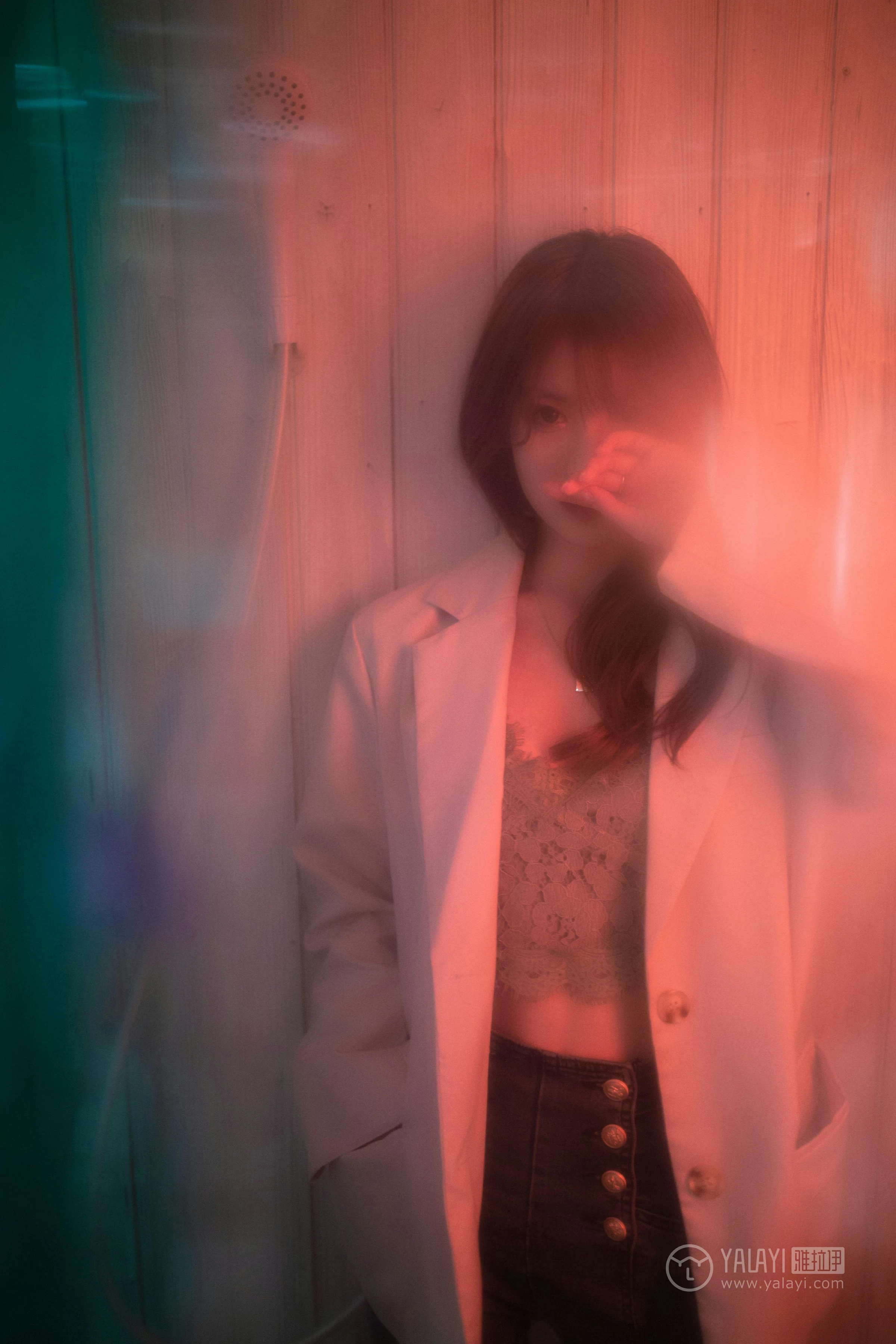 [YALAYI雅拉伊]No.245 无关痛痒 丸糯糯 米色外套与灰色蕾丝内衣加紧身牛仔裙裤性感私房写真集第10张