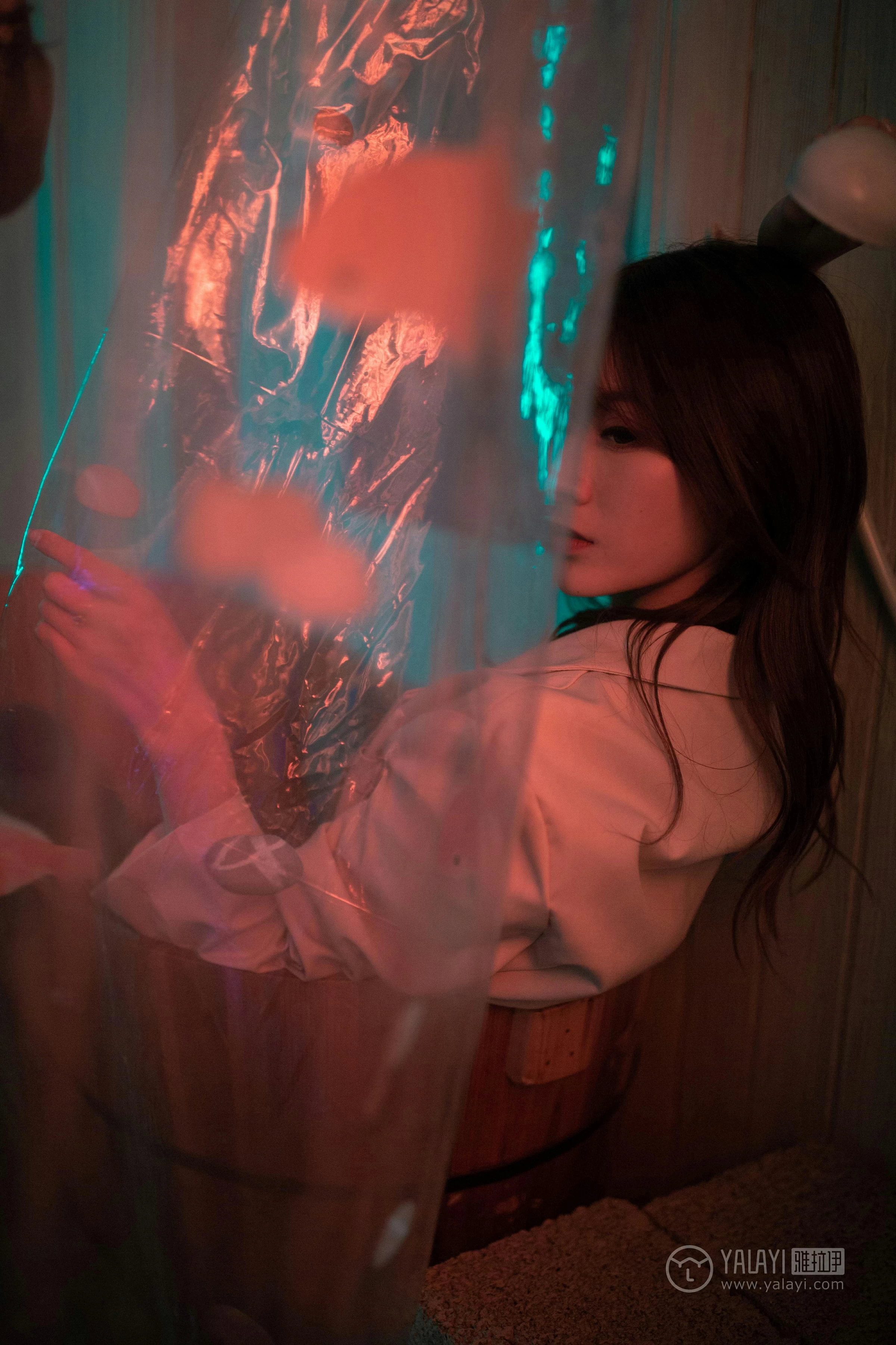 [YALAYI雅拉伊]No.245 无关痛痒 丸糯糯 米色外套与灰色蕾丝内衣加紧身牛仔裙裤性感私房写真集第12张