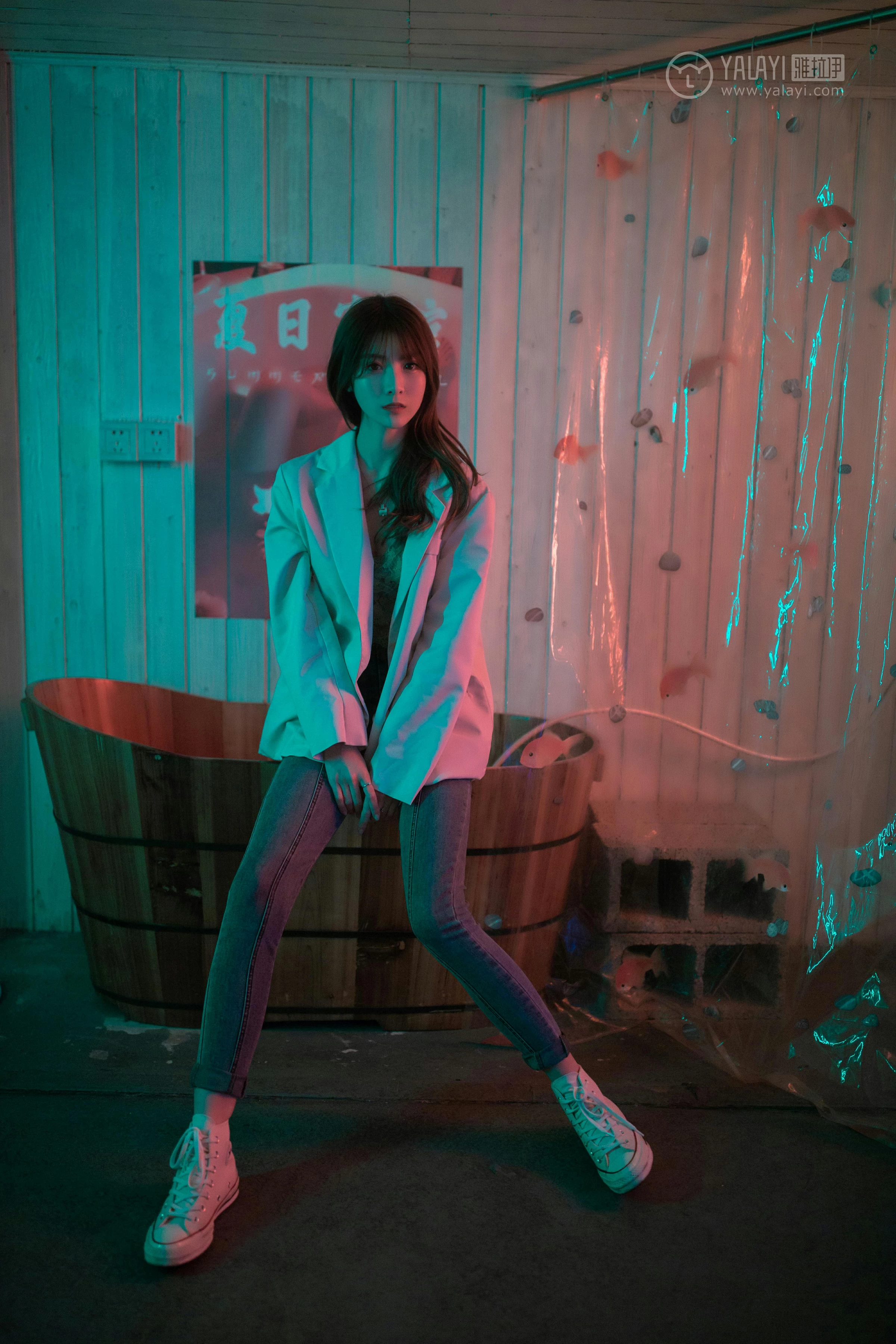 [YALAYI雅拉伊]No.245 无关痛痒 丸糯糯 米色外套与灰色蕾丝内衣加紧身牛仔裙裤性感私房写真集第13张