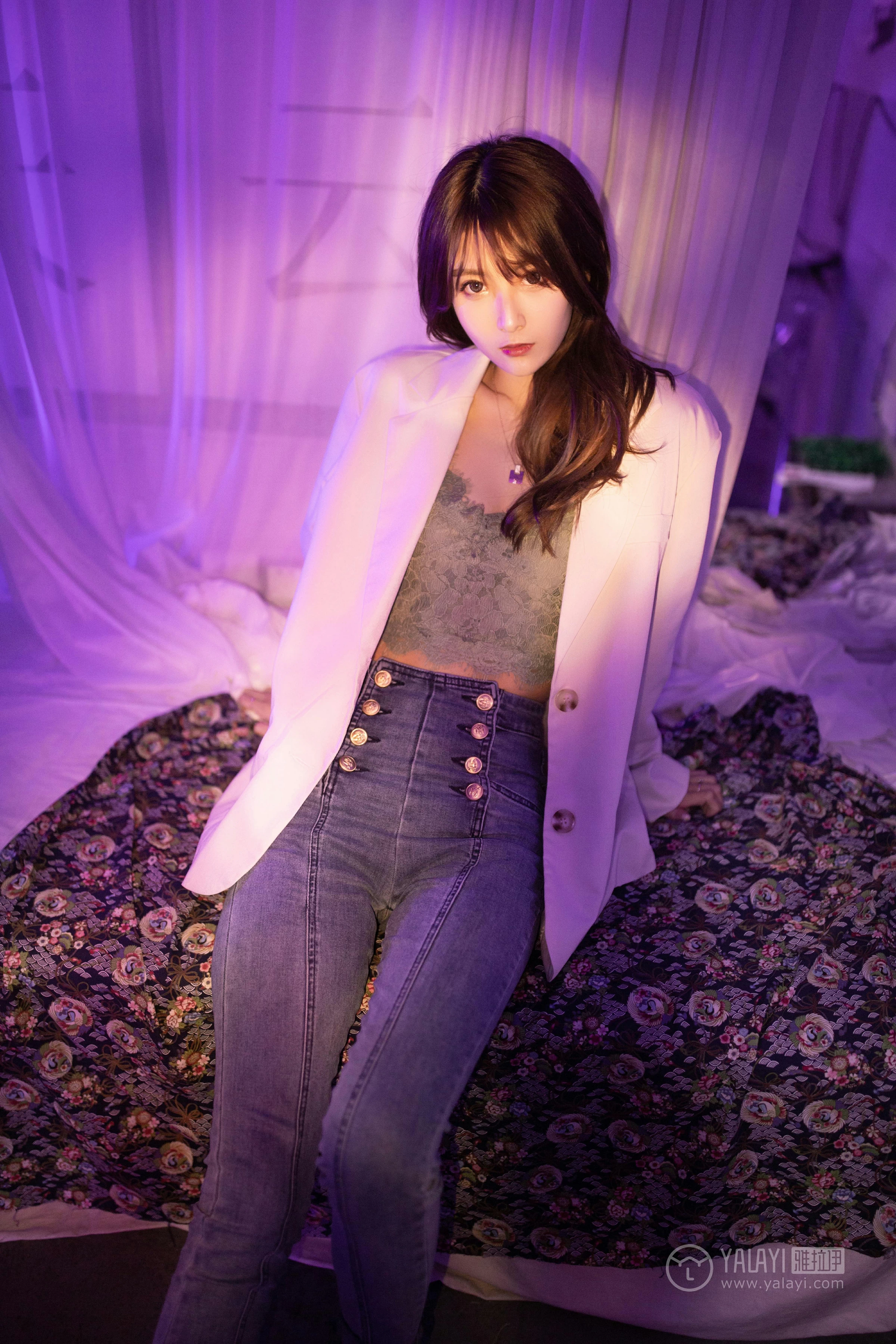 [YALAYI雅拉伊]No.245 无关痛痒 丸糯糯 米色外套与灰色蕾丝内衣加紧身牛仔裙裤性感私房写真集第15张