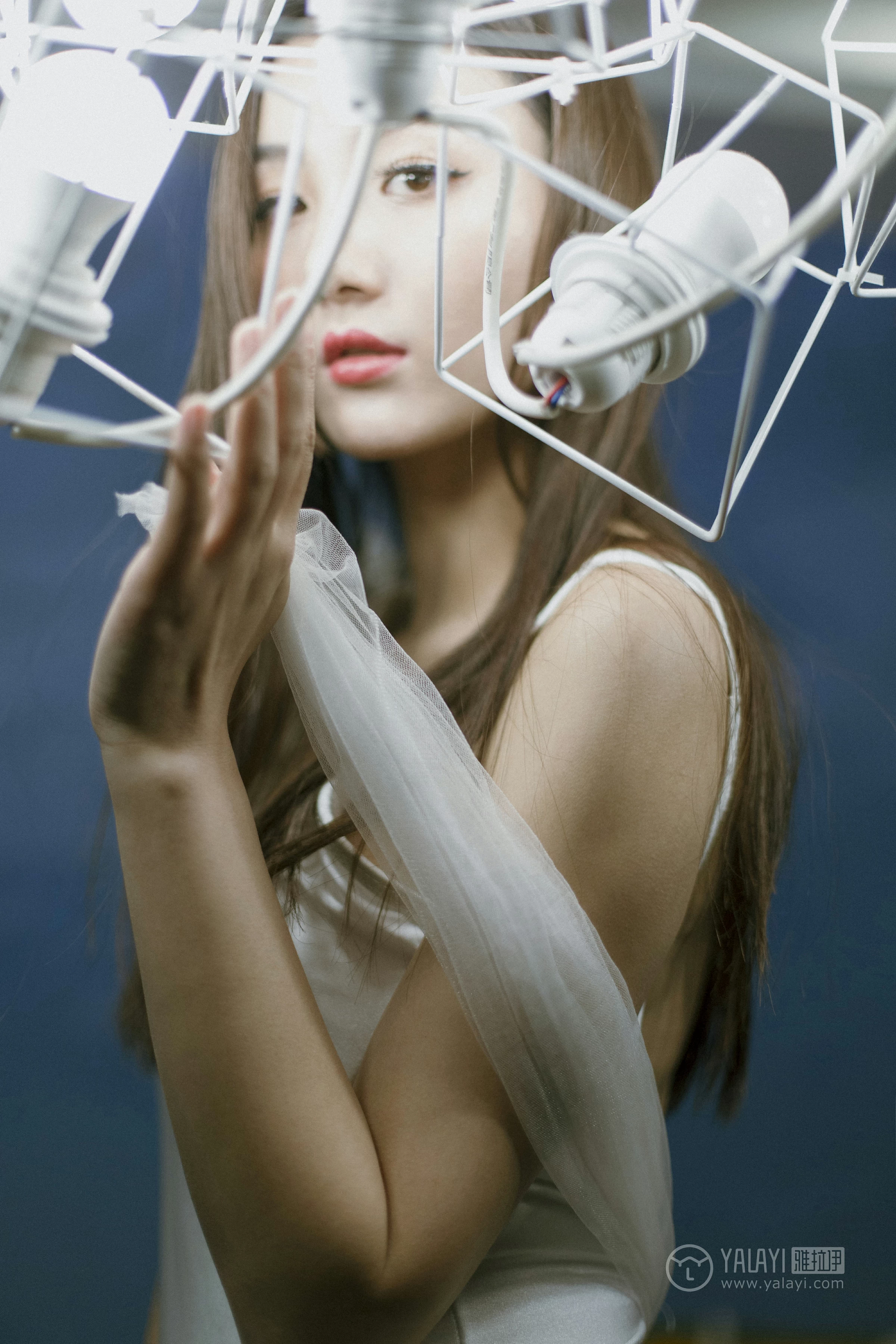 [YALAYI雅拉伊]No.247 独孤 徐雅熙 白色连体比基尼泳装性感私房写真集第3张