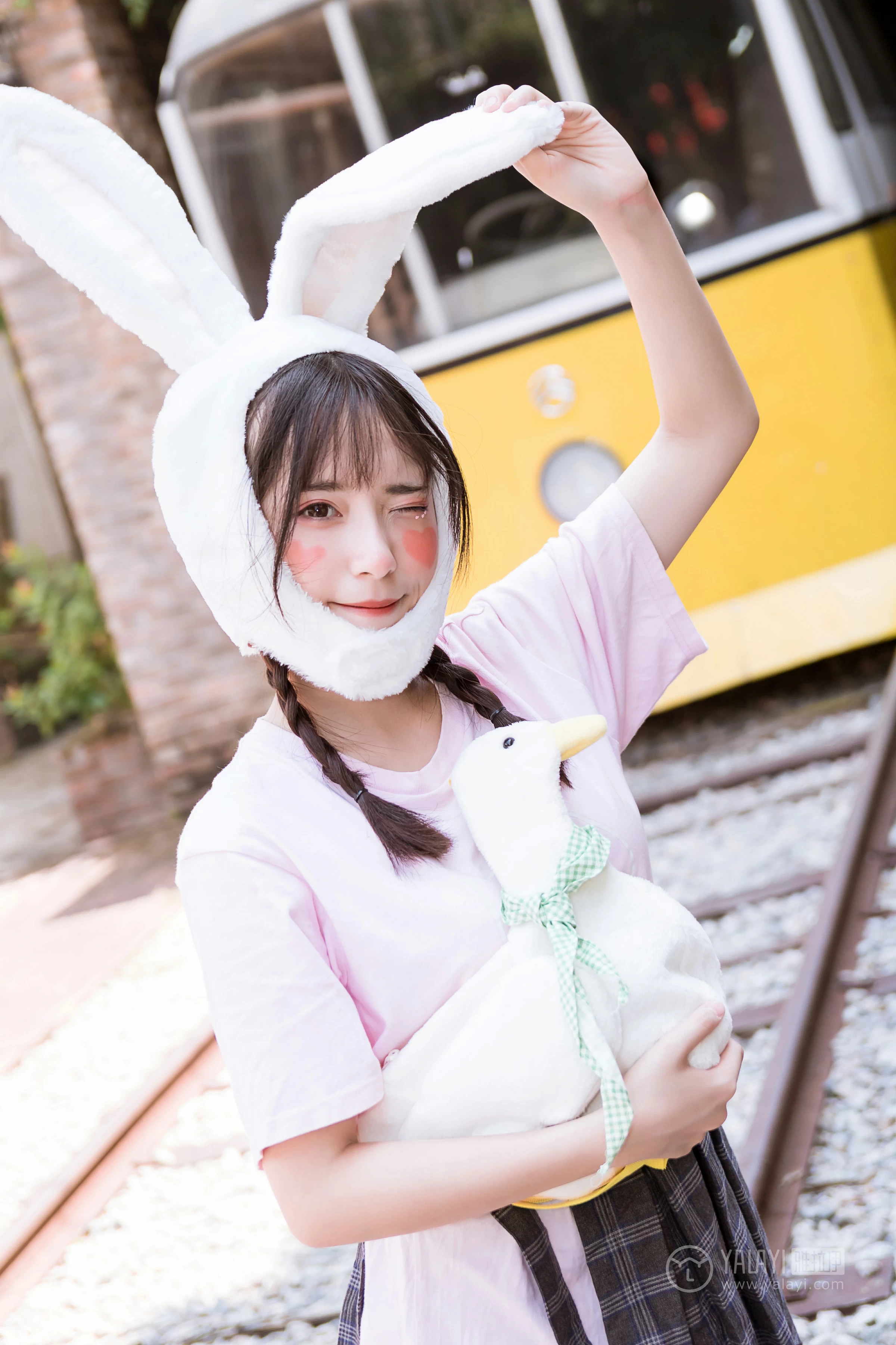 [YALAYI雅拉伊]No.251 小兔子乖乖 阿橙 粉色短袖加灰色格子短裙清纯可爱私房写真集第9张