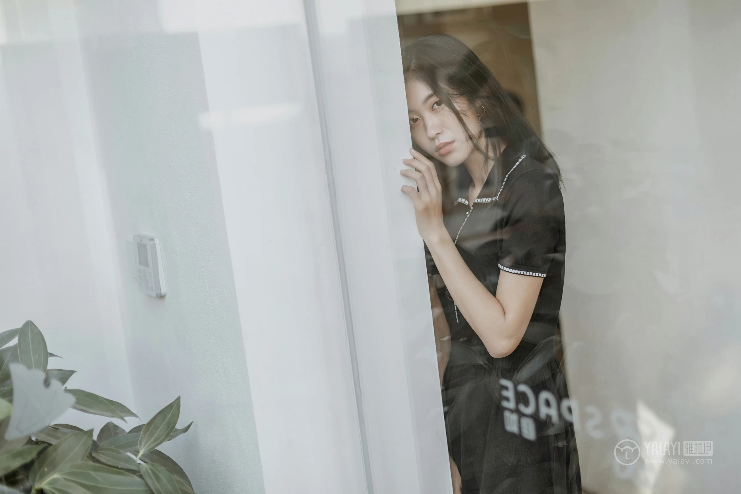 [YALAYI雅拉伊]No.255 款款情深 乔妹儿 黑色收腰连衣裙居家私房写真集第10张