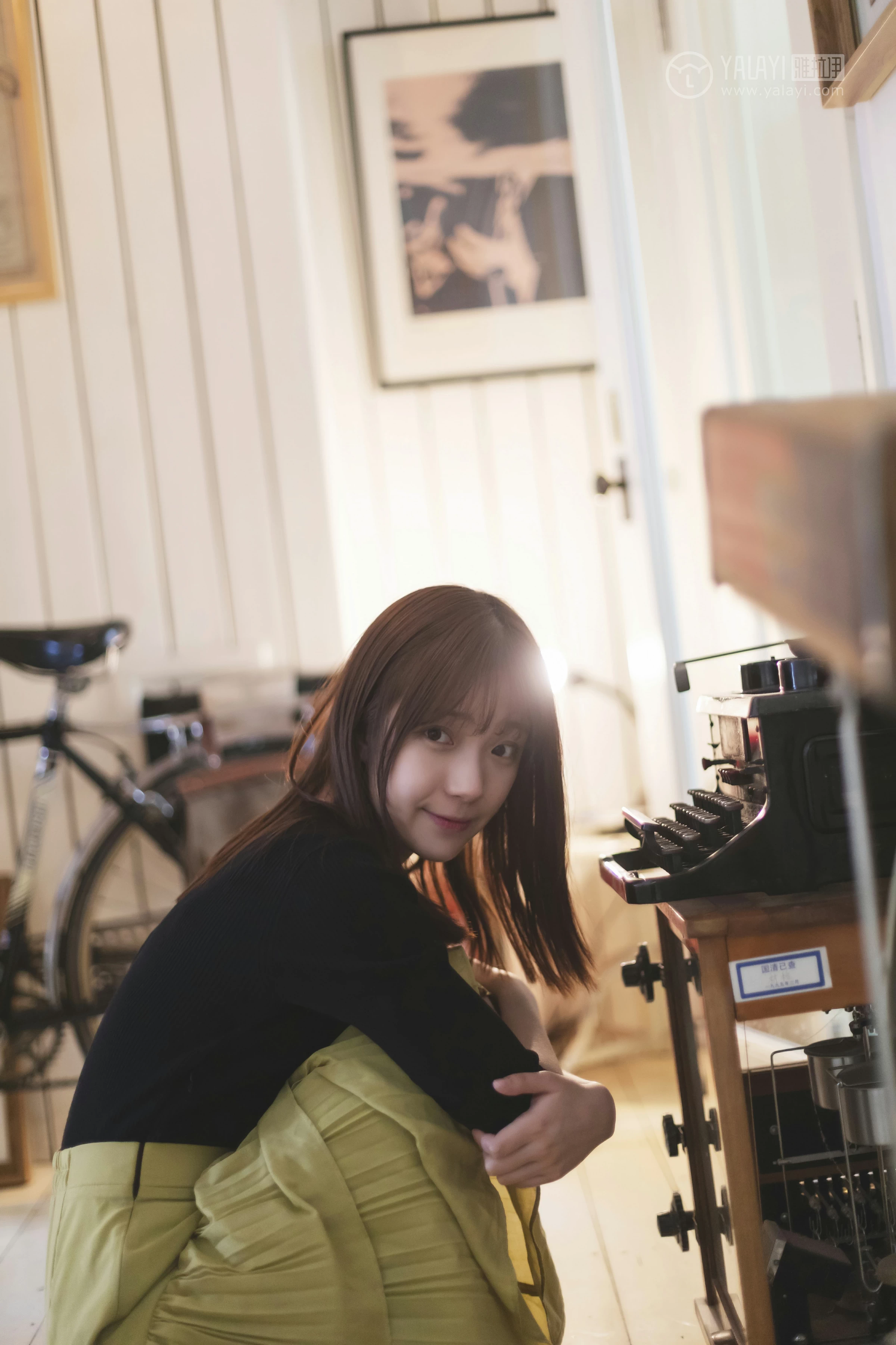 [YALAYI雅拉伊]No.265 旧情 刘开心 黑色紧身上衣加橙色短裙性感私房写真集第2张