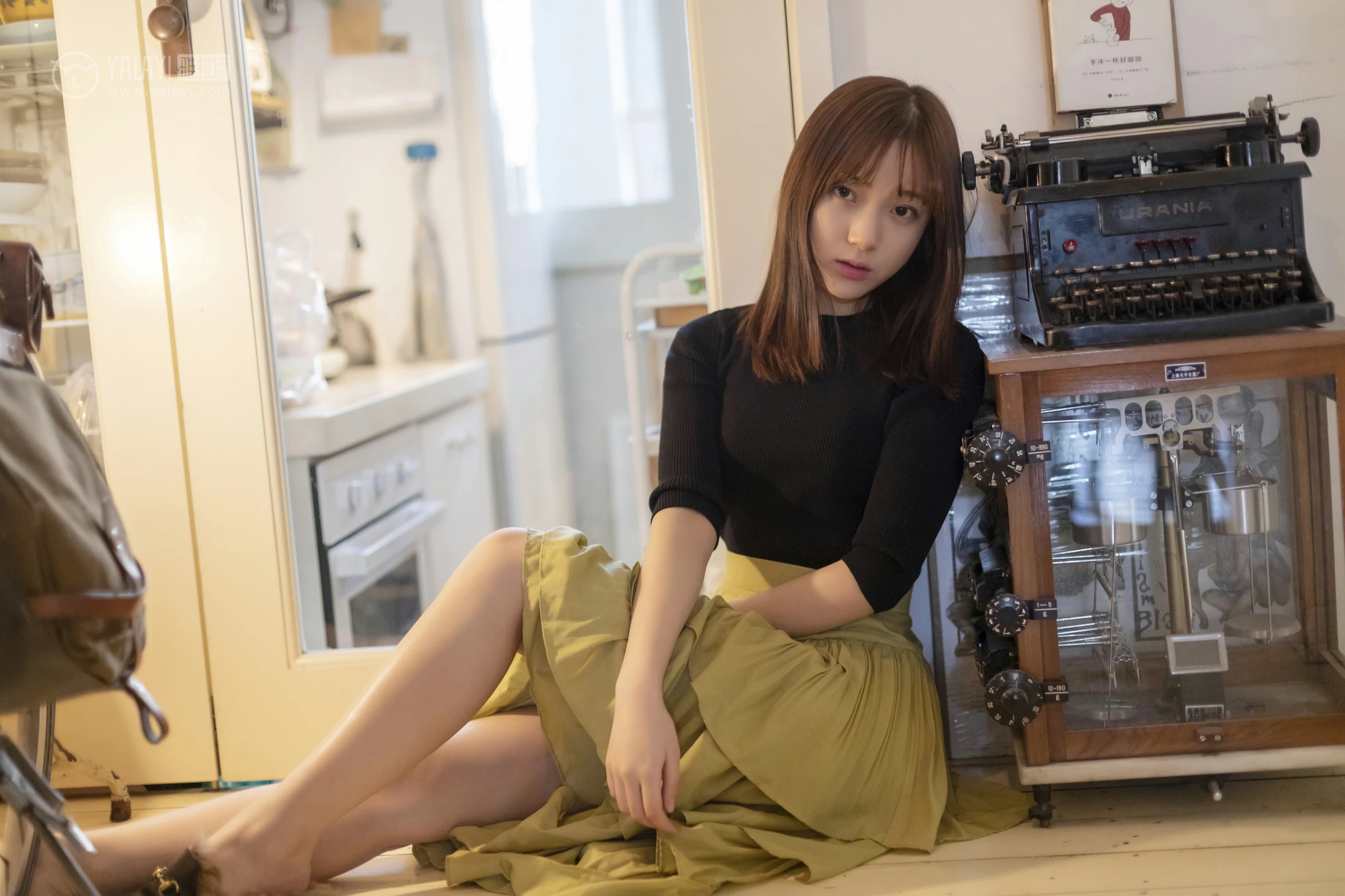 [YALAYI雅拉伊]No.265 旧情 刘开心 黑色紧身上衣加橙色短裙性感私房写真集第15张