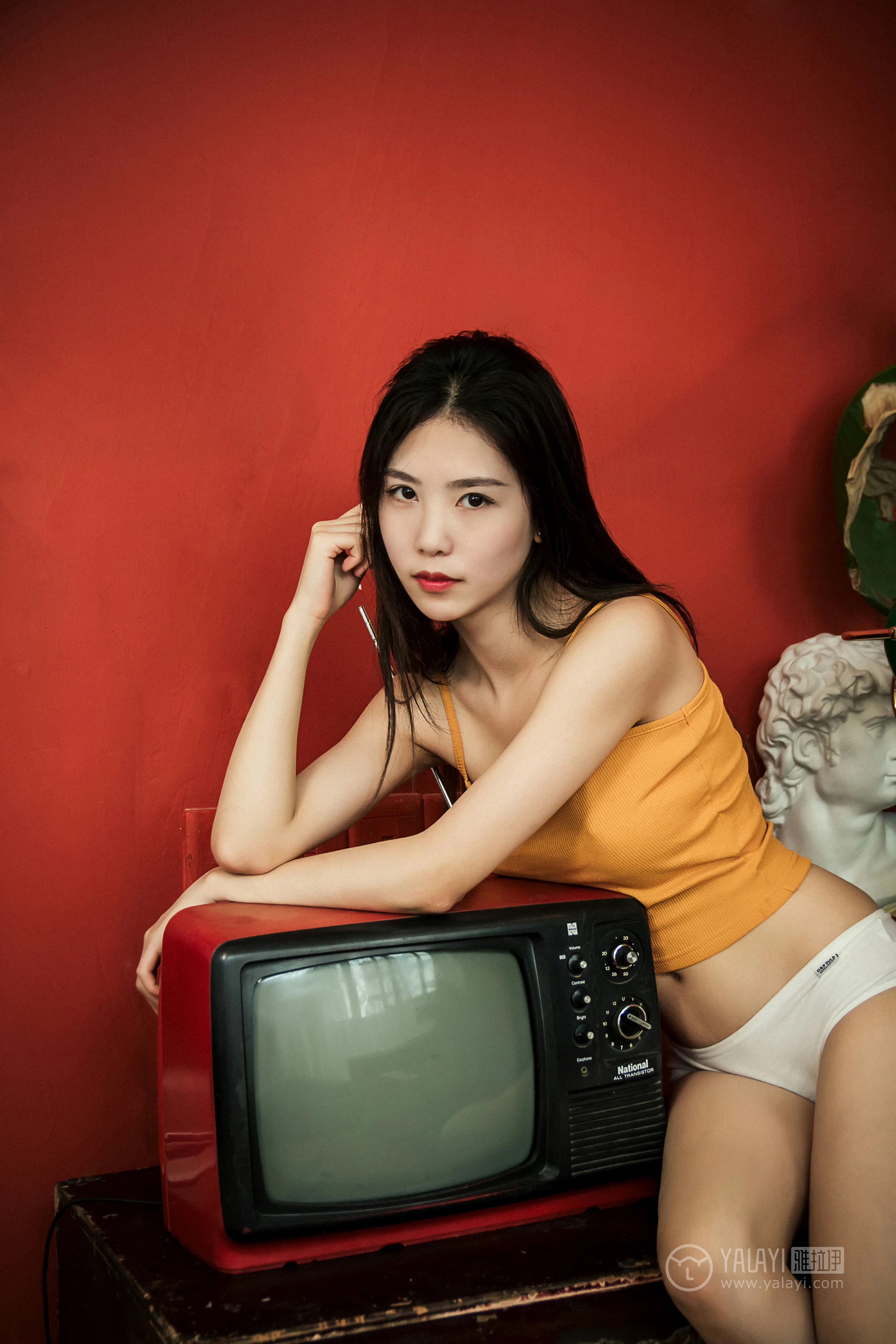 [YALAYI雅拉伊]No.267 鸢 阿瞬 橙色性感小背心加白色内裤私房写真集第5张