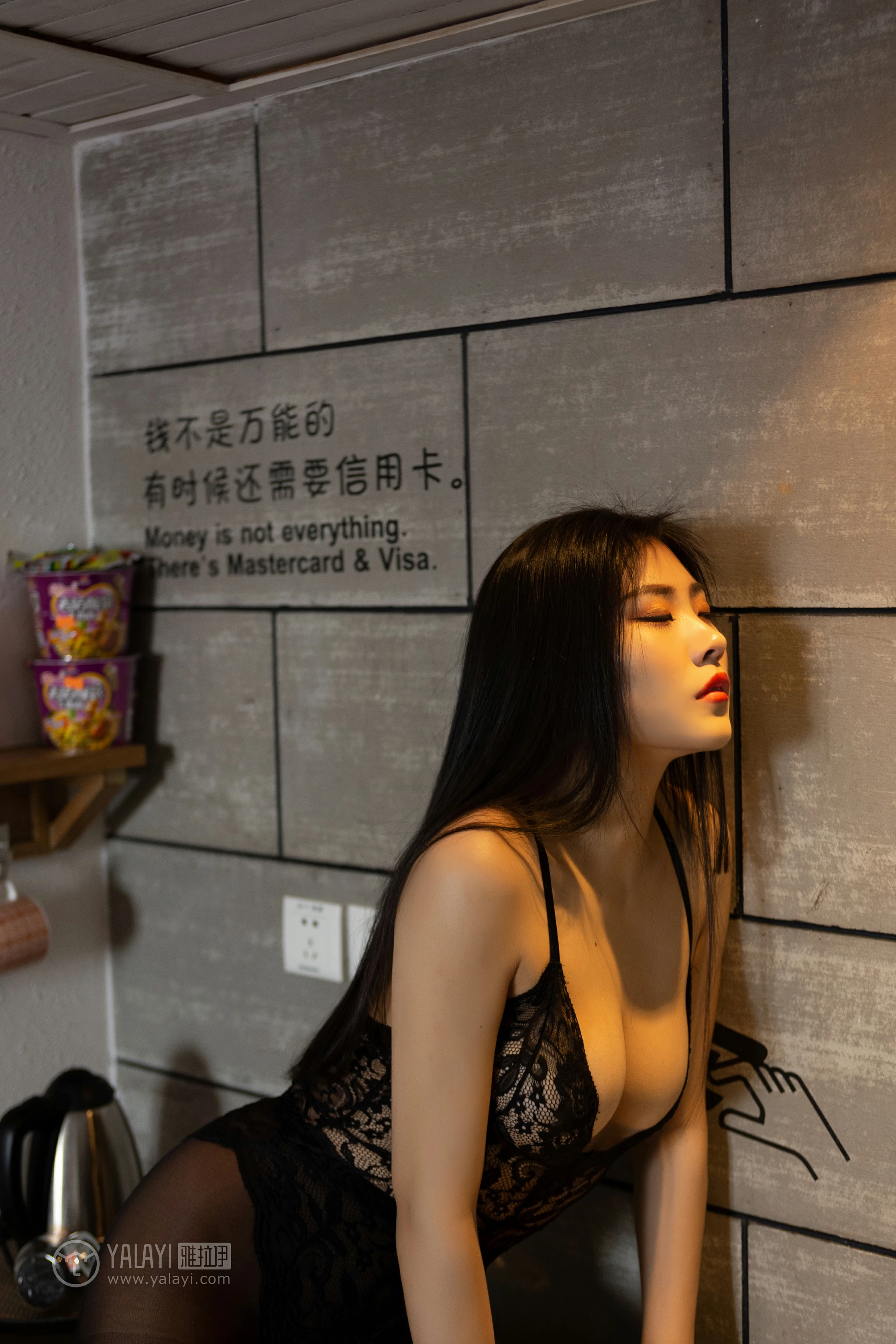 [YALAYI雅拉伊]No.268 丝袜是秘密武器 沫沫 黑色蕾丝情趣内衣加黑色丝袜美腿性感私房写真集第7张