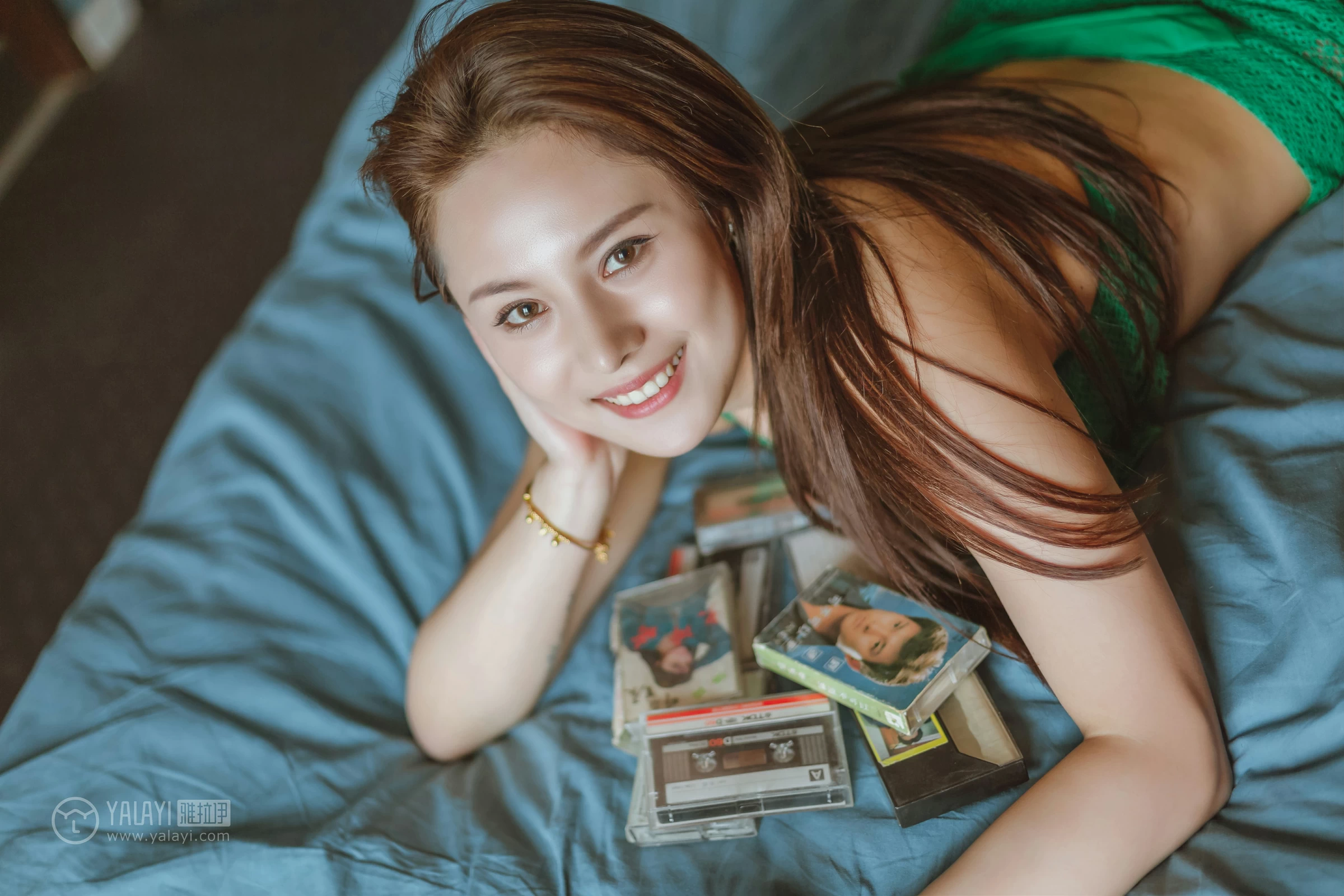 [YALAYI雅拉伊]No.276 80後 雅辛 青色镂空内衣加短裙性感私房写真集第9张