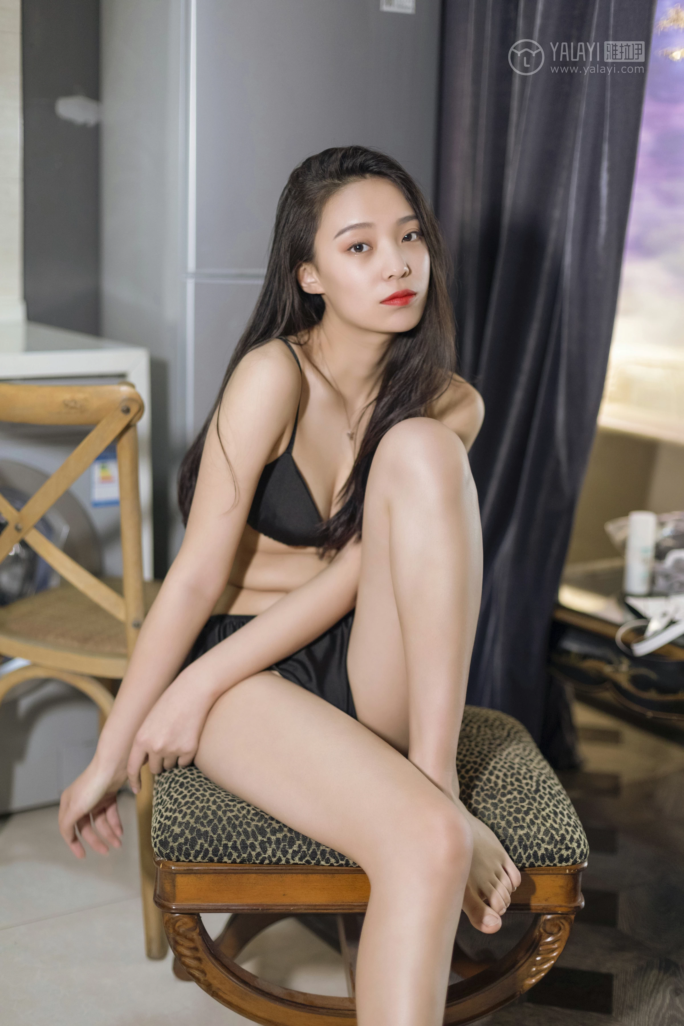 [YALAYI雅拉伊]No.282 双眸点绛唇 楚薇 黑色真丝内衣居家性感私房写真集第7张