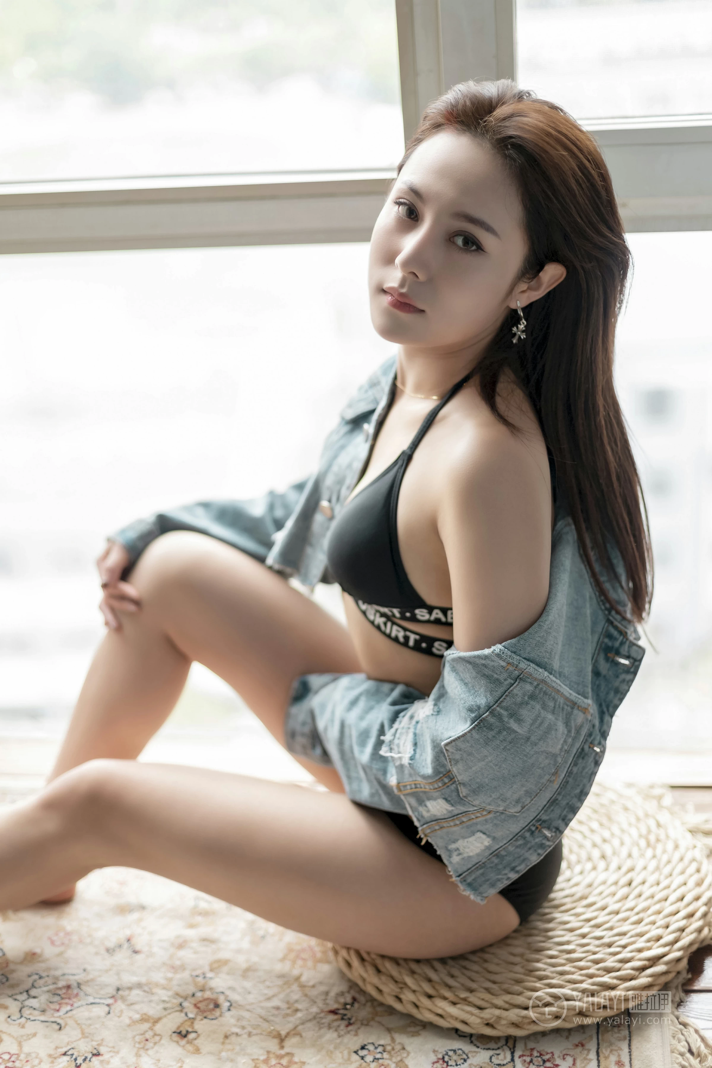 [YALAYI雅拉伊]No.284 牛仔的诱惑 雅辛 牛仔外套加运动内衣性感私房写真集第2张