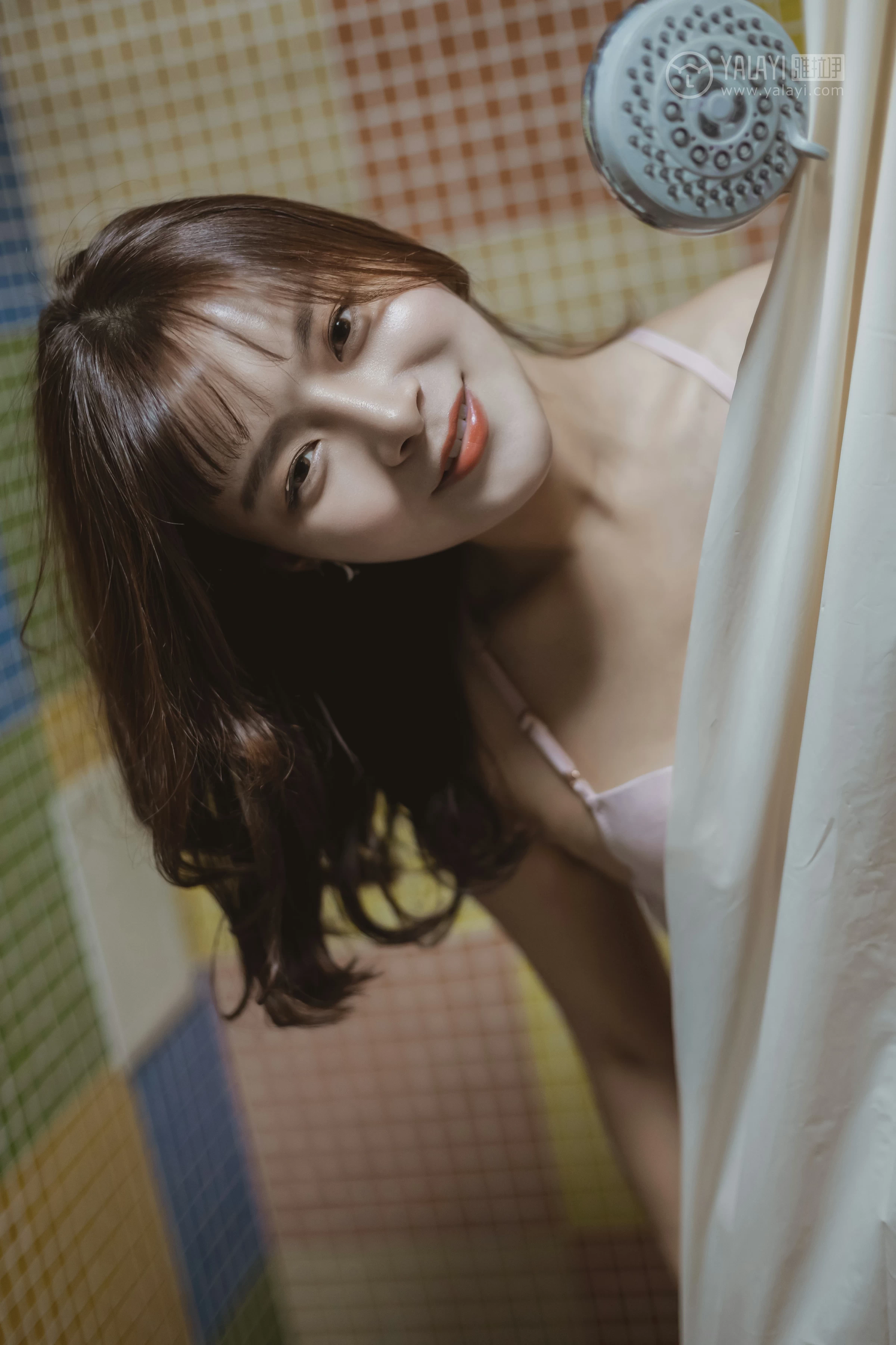 [YALAYI雅拉伊]No.301 角落里 芷琳 白色浴袍加粉色内衣性感私房写真集第10张