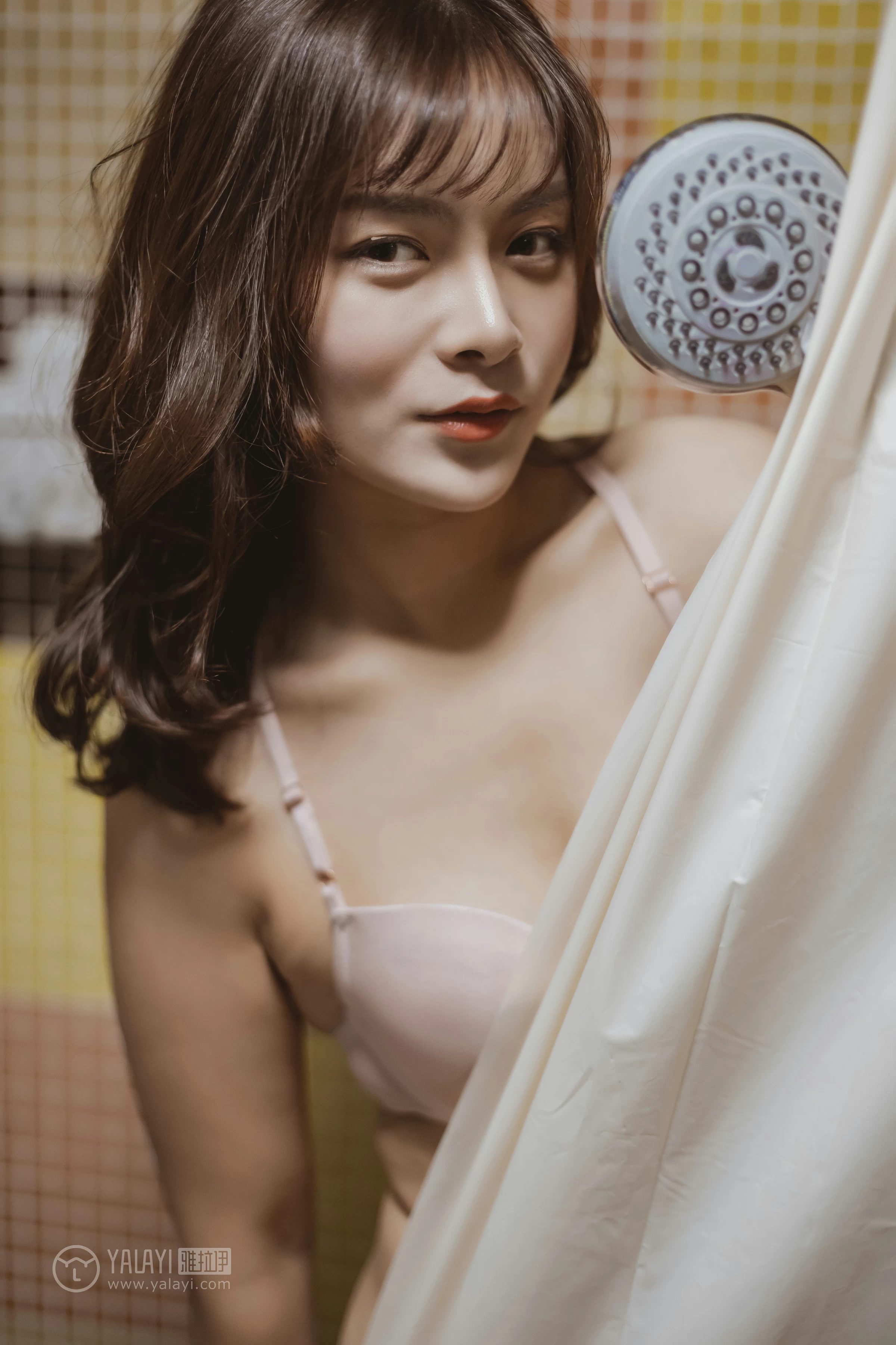 [YALAYI雅拉伊]No.301 角落里 芷琳 白色浴袍加粉色内衣性感私房写真集第10张