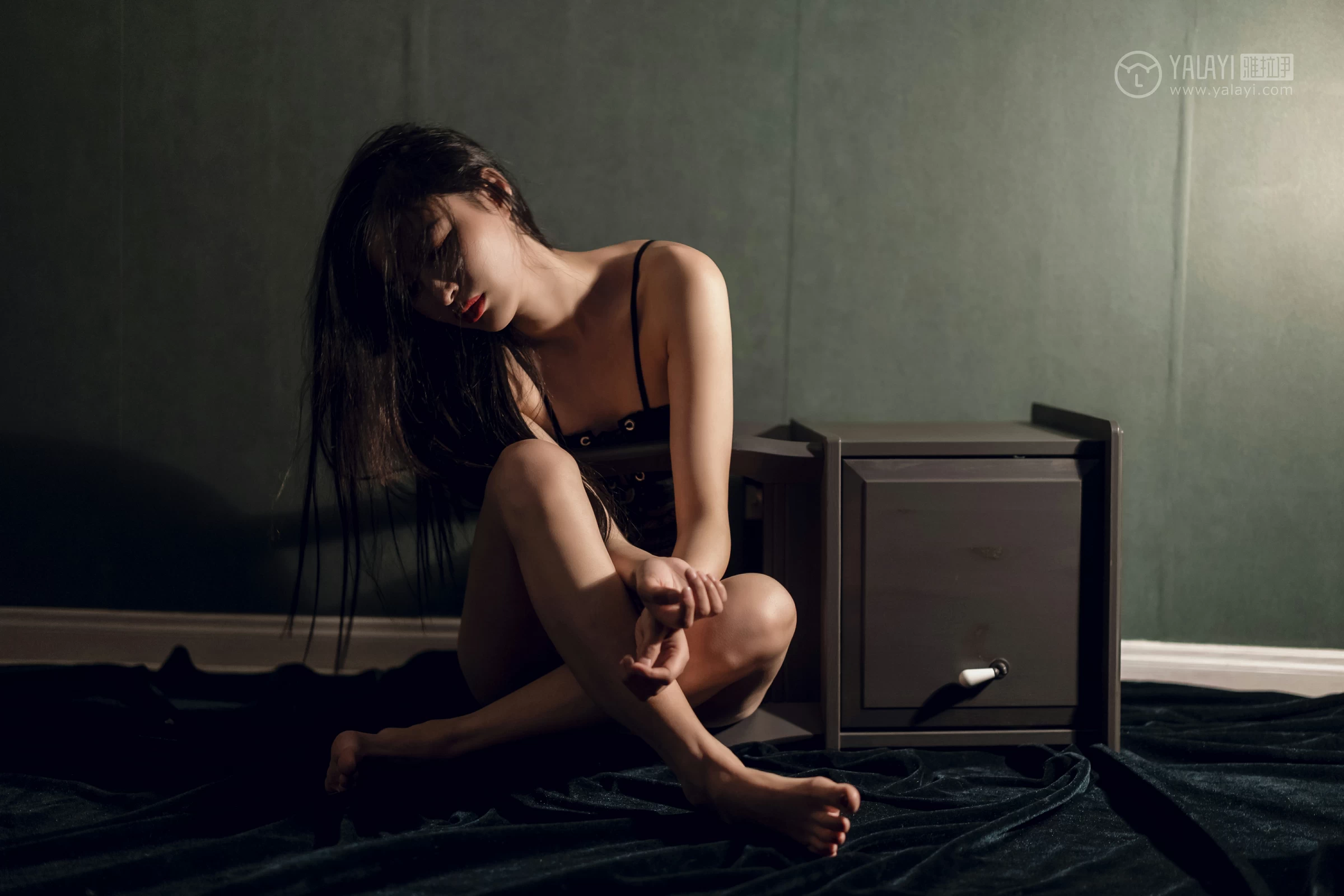 [YALAYI雅拉伊]No.302 挣扎中自我救赎 小竹 黑色镂空情趣内衣性感私房写真集第6张
