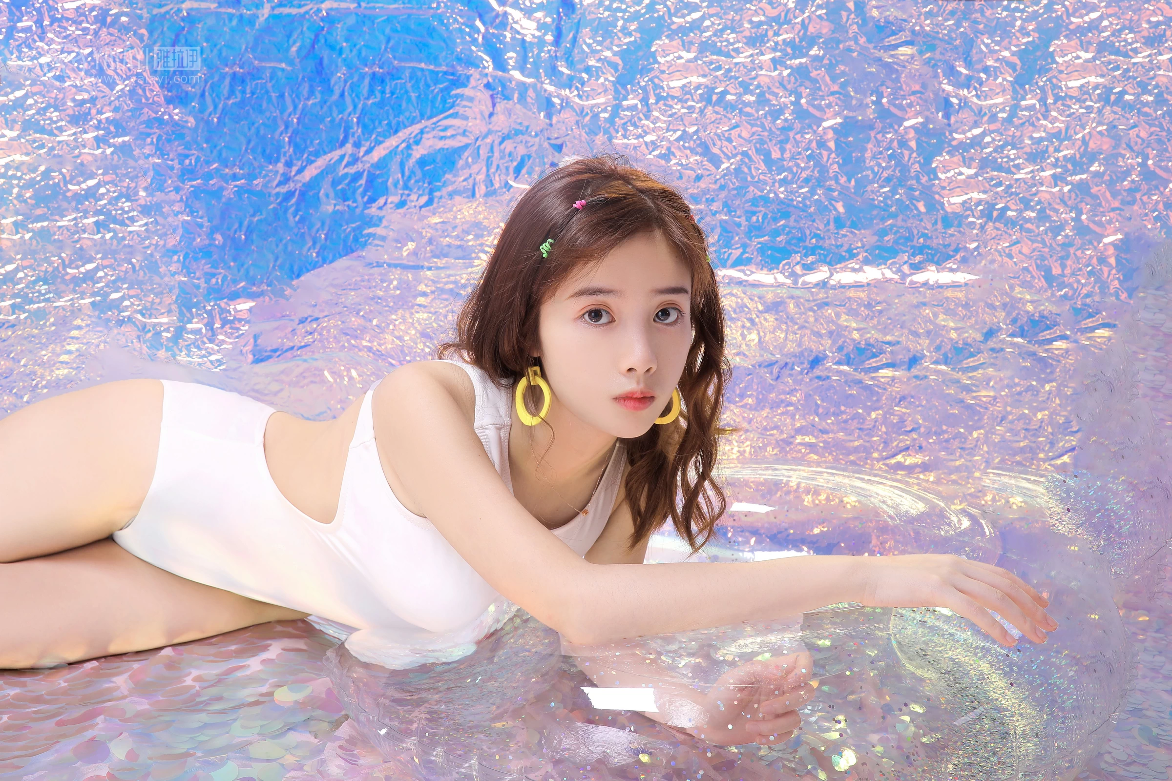 [YALAYI雅拉伊]No.307 闪亮女孩 圈圈 白色连体比基尼泳装性感私房写真集第6张