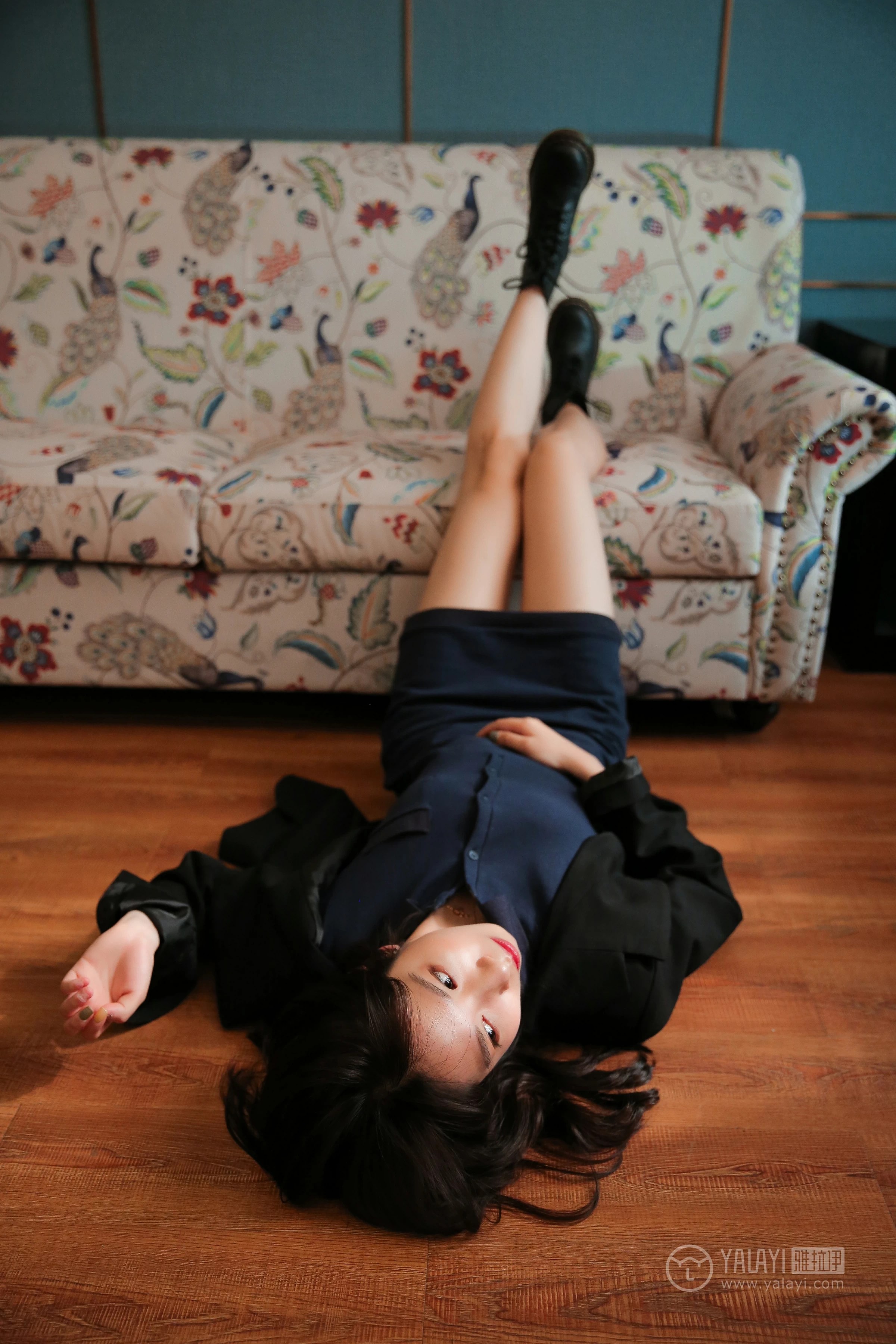 [YALAYI雅拉伊]No.308 蓝色房子 蓝心 黑色外套加蓝色连身制服裙性感私房写真集第5张