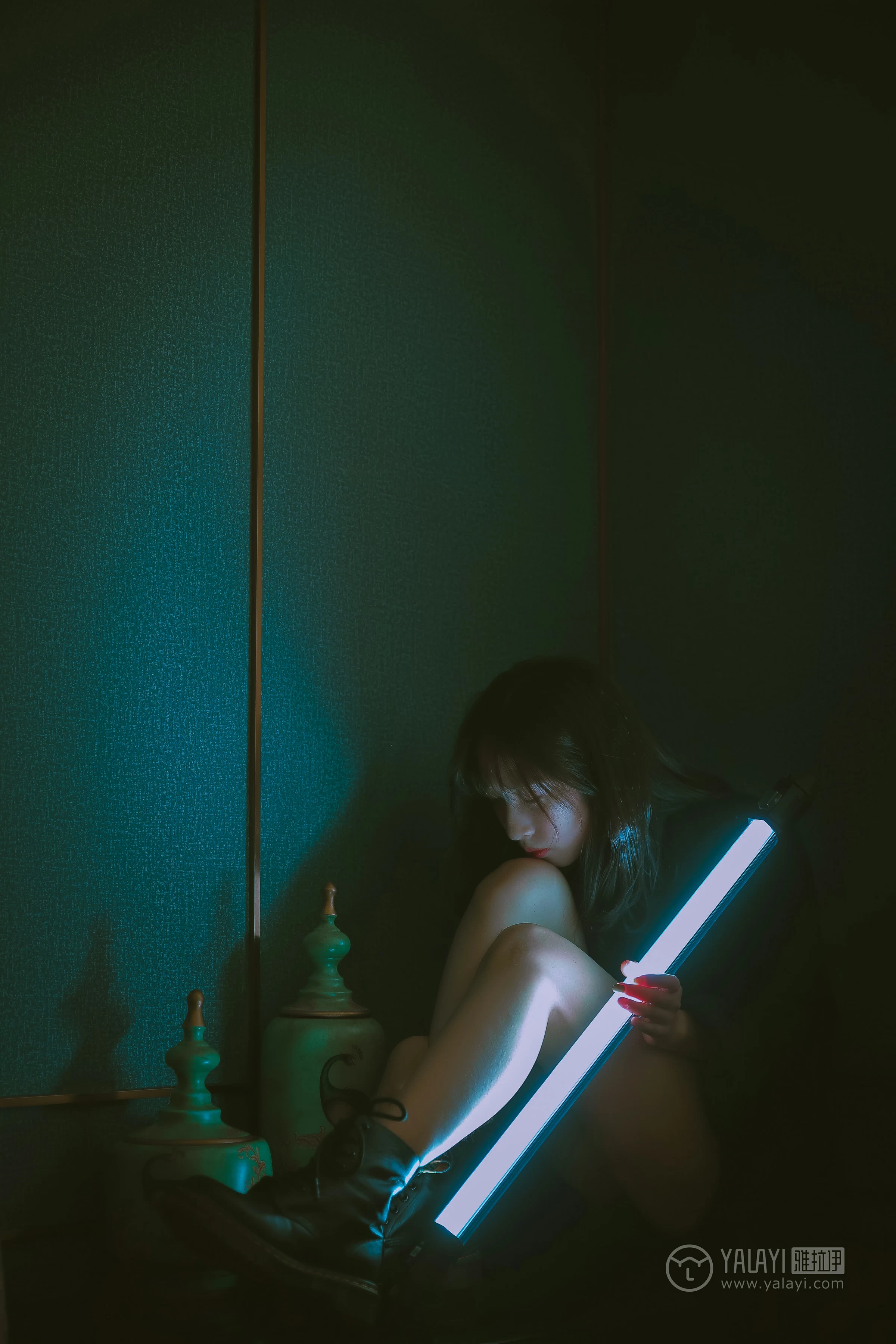 [YALAYI雅拉伊]No.308 蓝色房子 蓝心 黑色外套加蓝色连身制服裙性感私房写真集第7张