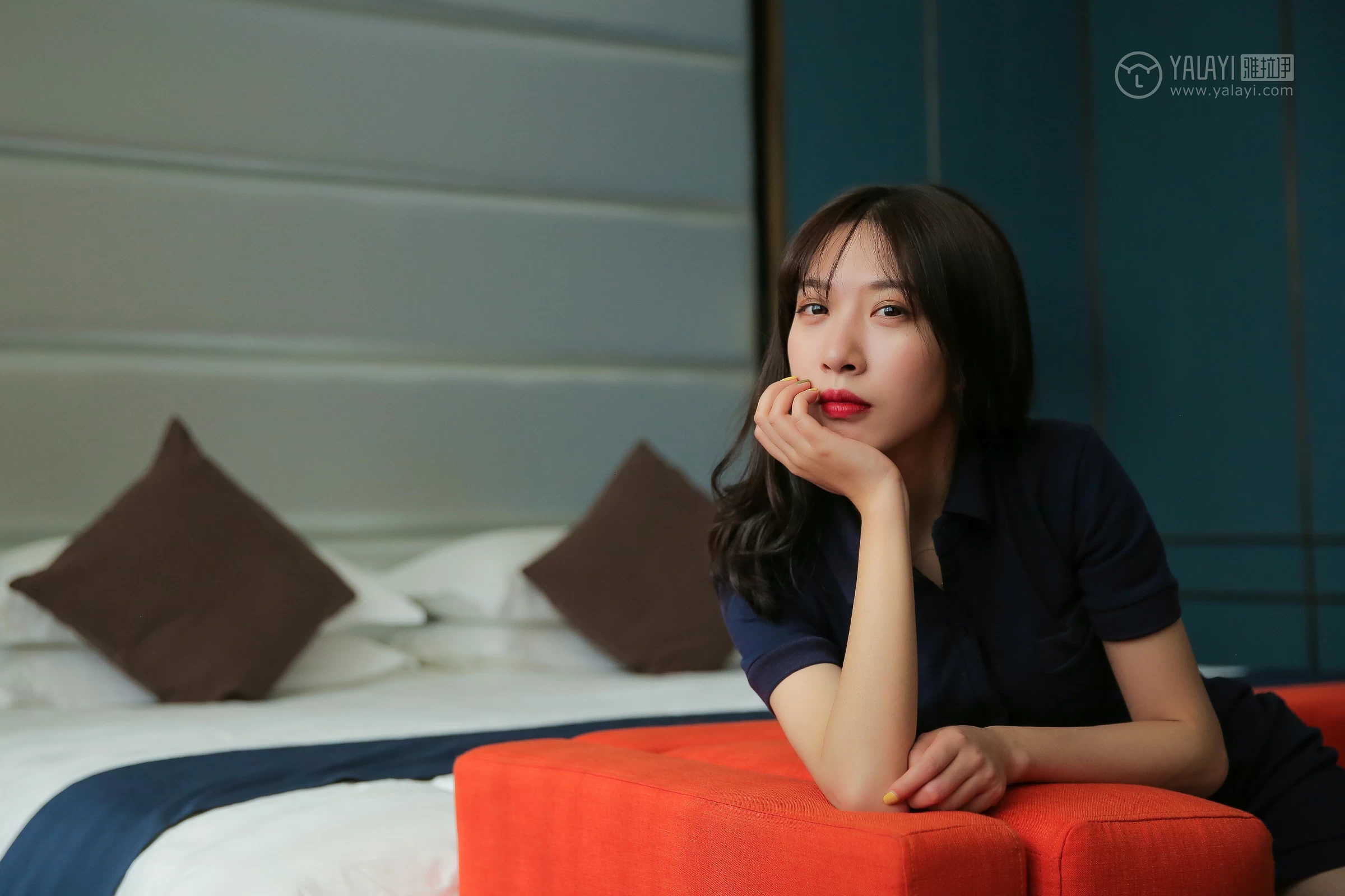 [YALAYI雅拉伊]No.308 蓝色房子 蓝心 黑色外套加蓝色连身制服裙性感私房写真集第13张