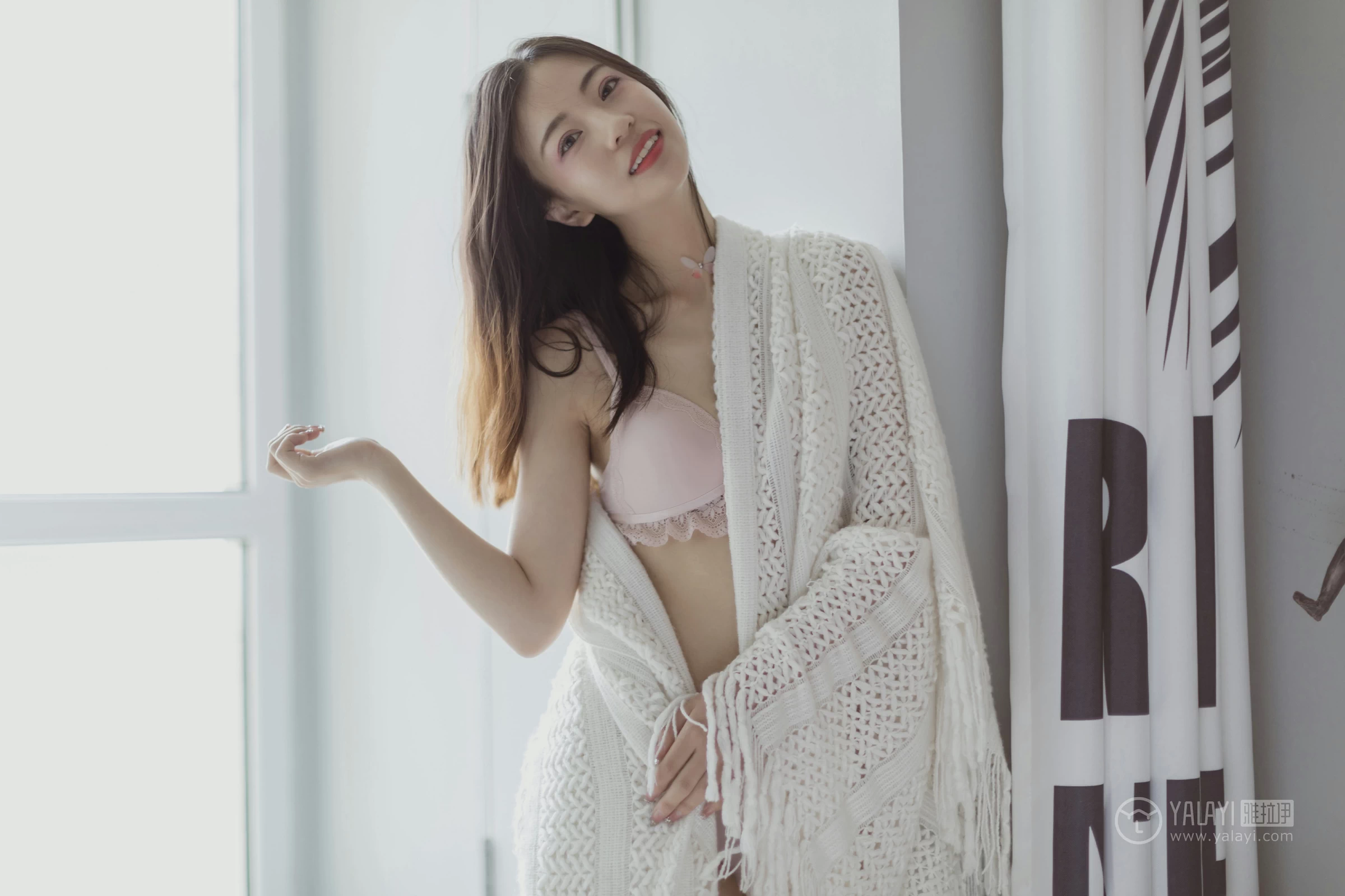 [YALAYI雅拉伊]No.316 叫她起床 高若童 白色睡衣加粉色蕾丝内衣性感私房写真集第16张