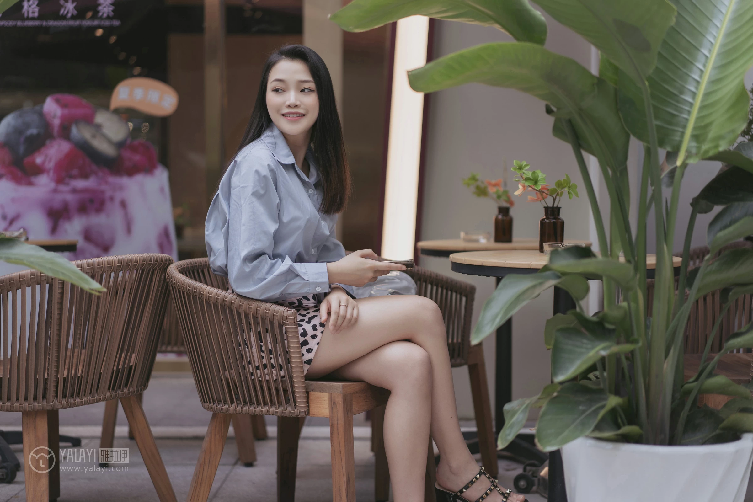 [YALAYI雅拉伊]No.330 假日出行 洋儿 蓝色衬衫加豹纹短裙性感私房写真集第2张