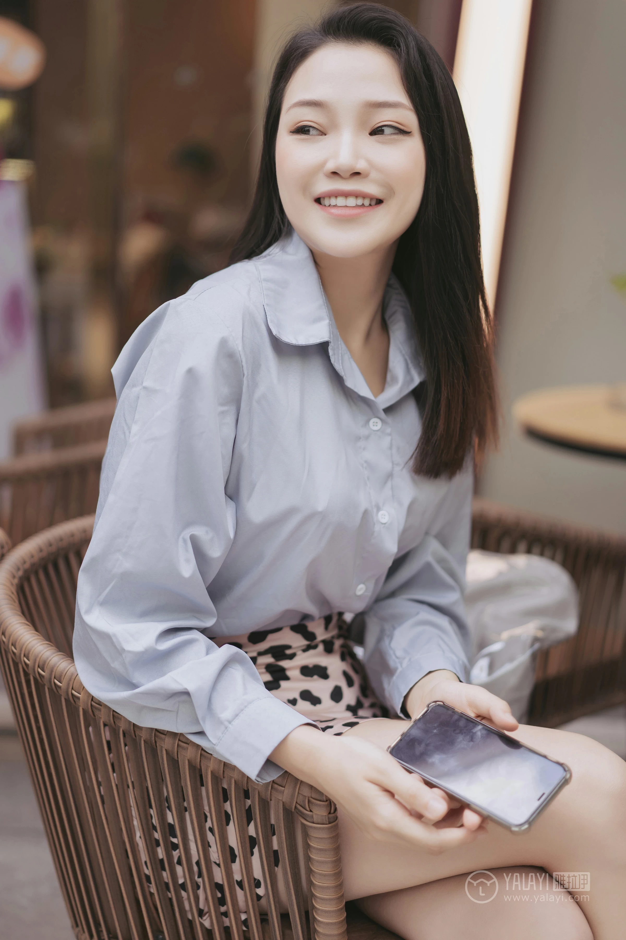[YALAYI雅拉伊]No.330 假日出行 洋儿 蓝色衬衫加豹纹短裙性感私房写真集第4张