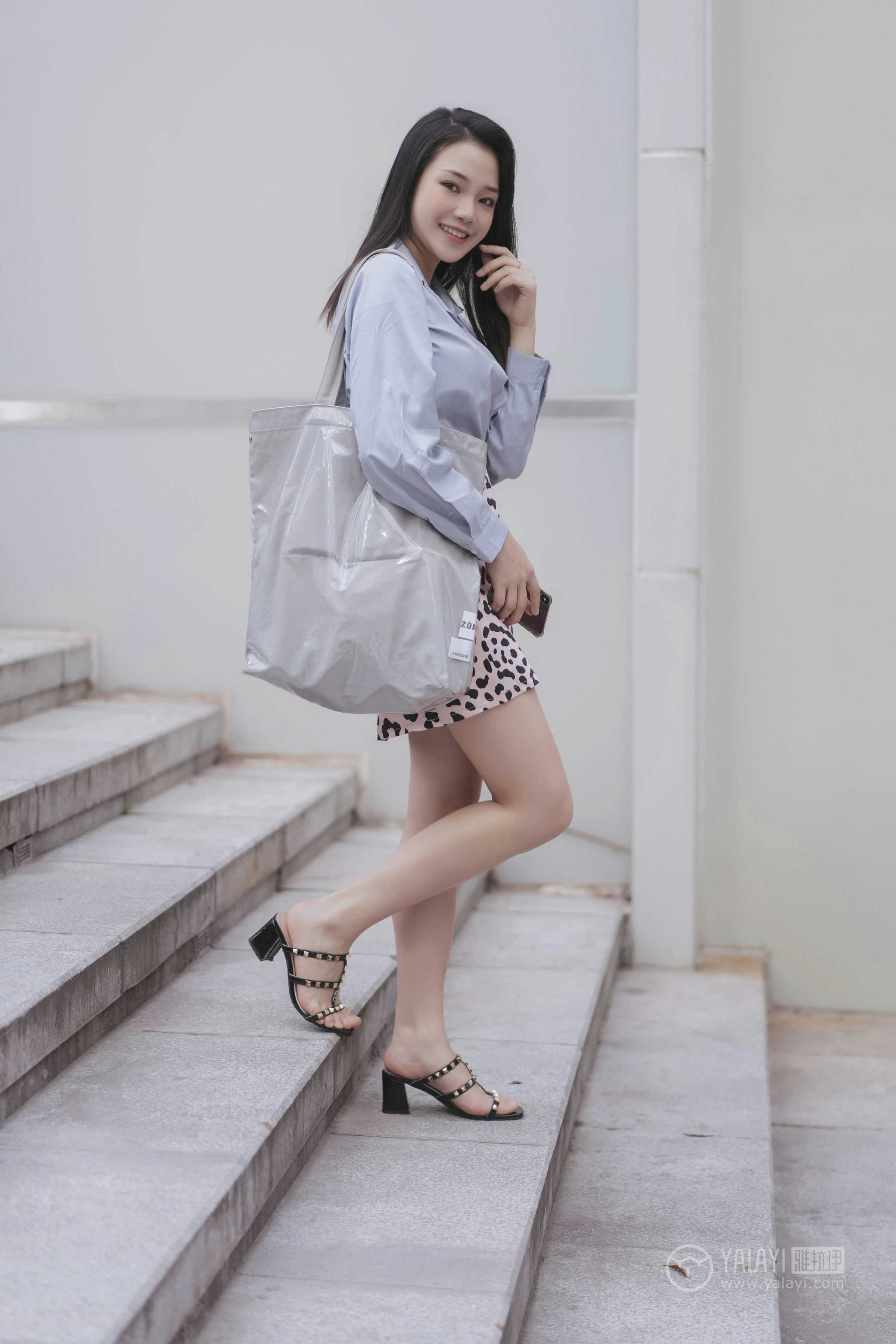 [YALAYI雅拉伊]No.330 假日出行 洋儿 蓝色衬衫加豹纹短裙性感私房写真集第6张