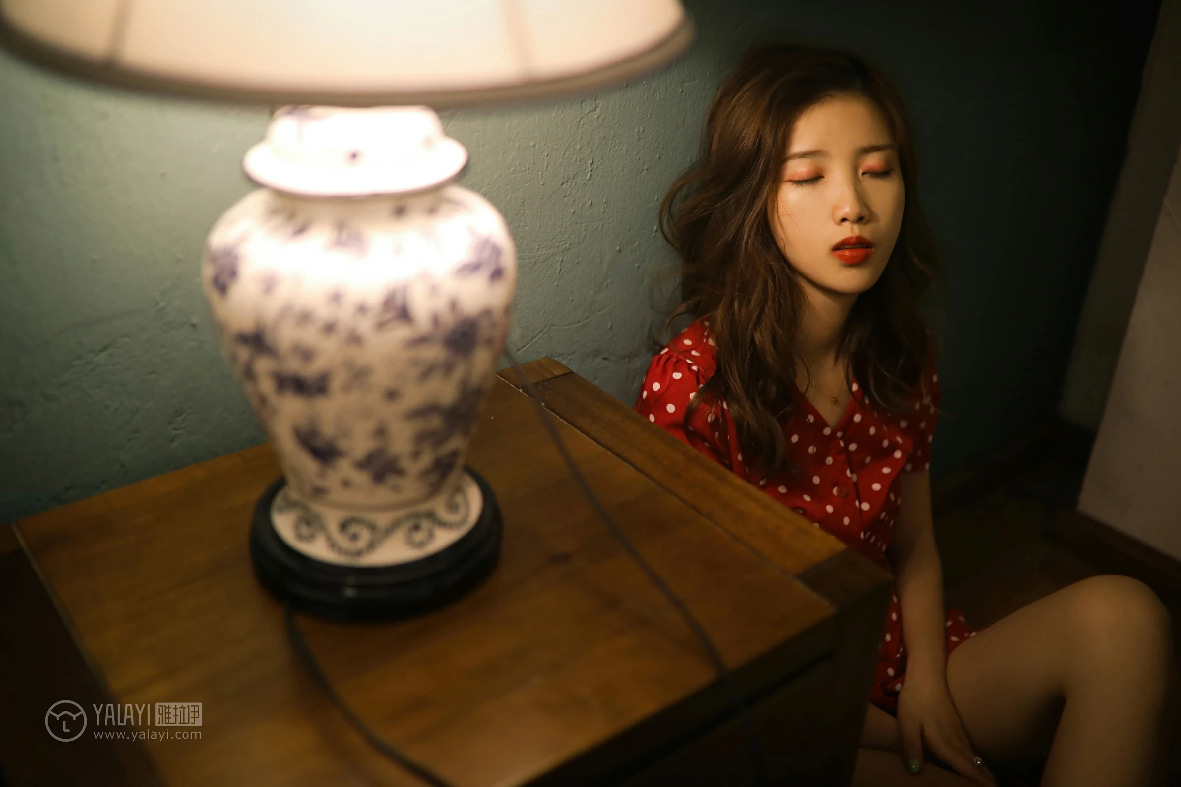 [YALAYI雅拉伊]No.347 失眠夜 圈圈 红色亮点连衣裙居家私房写真集第3张
