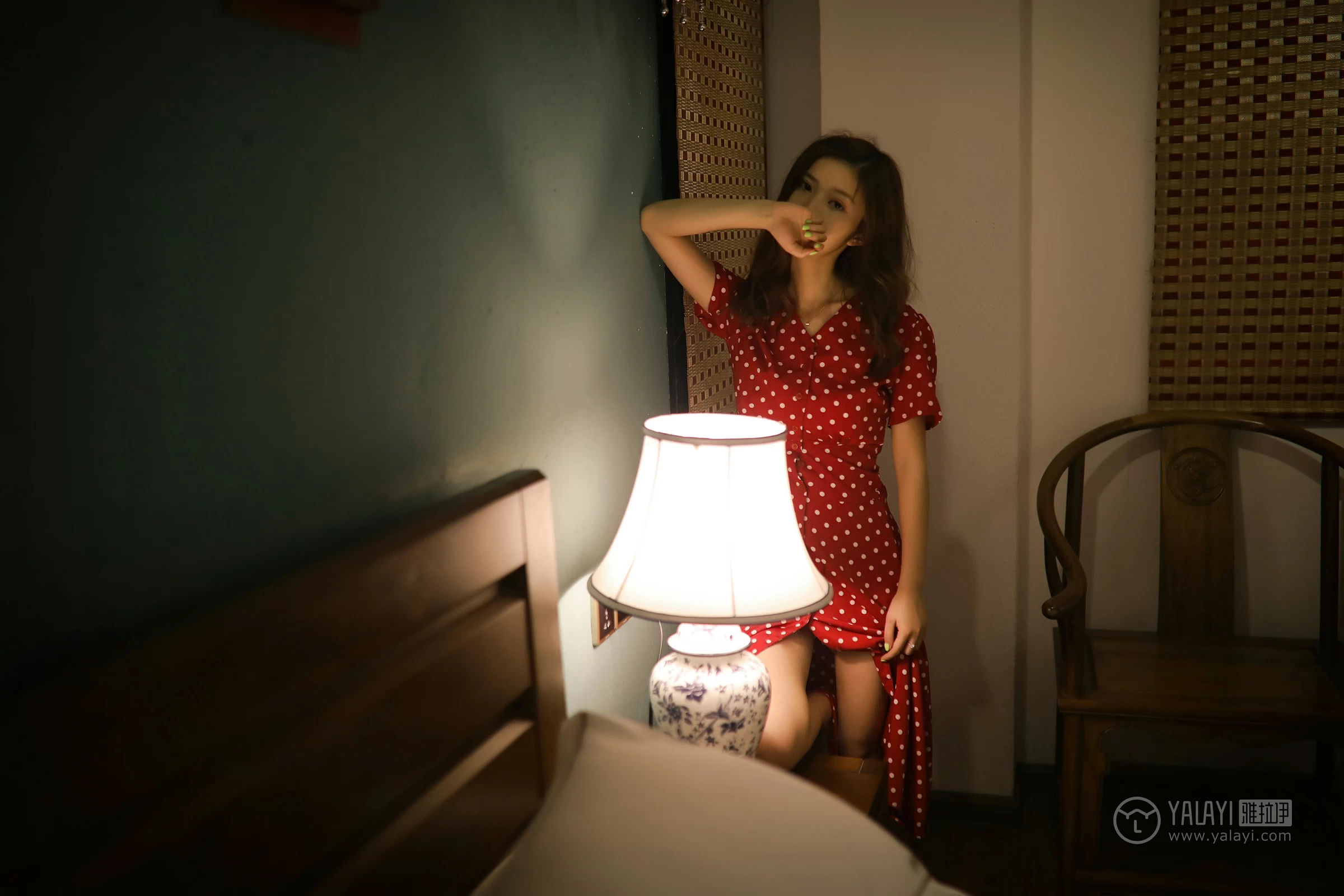 [YALAYI雅拉伊]No.347 失眠夜 圈圈 红色亮点连衣裙居家私房写真集第5张