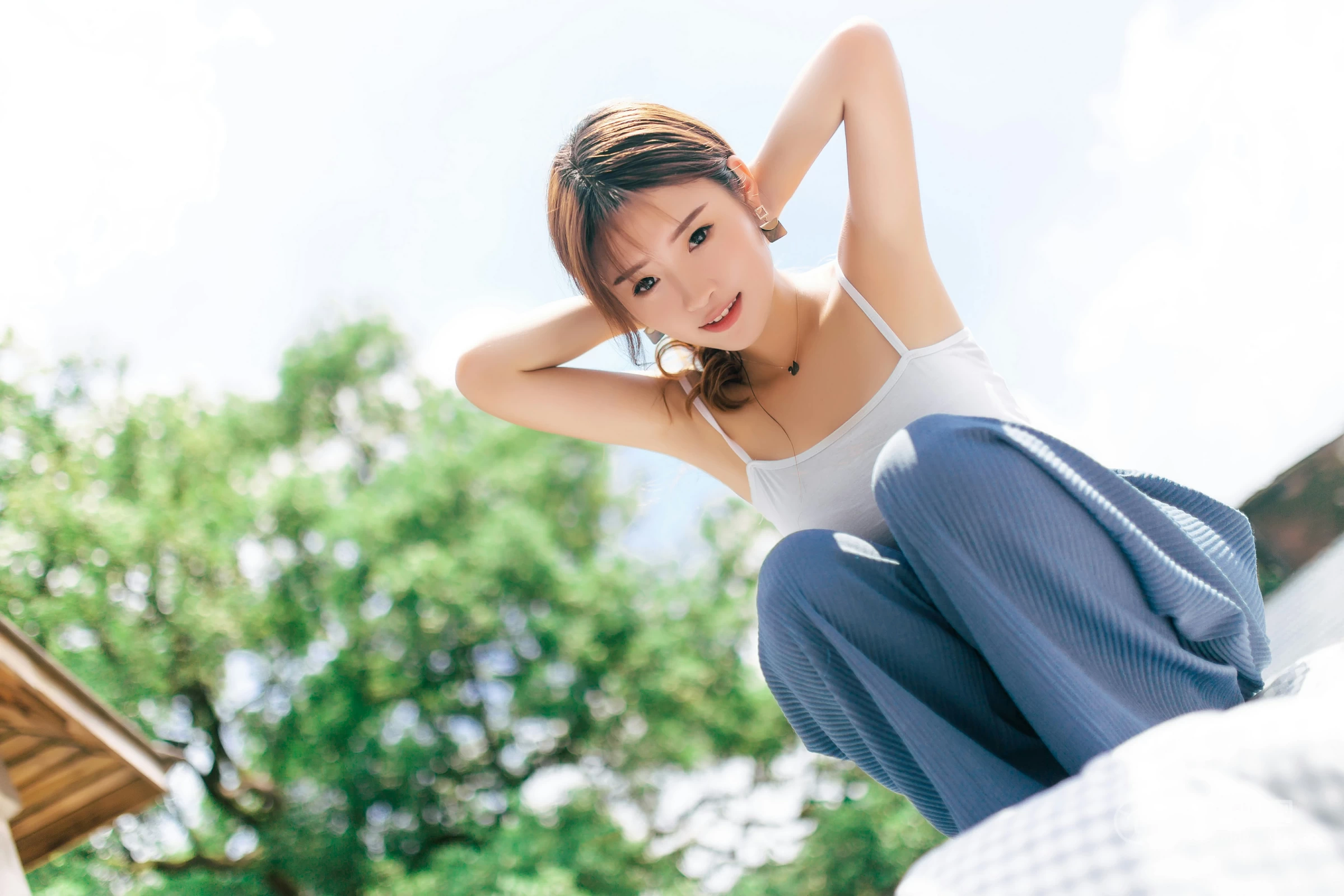 [YALAYI雅拉伊]No.354 向往的生活 朵朵 白色性感小背心与透视镂空连衣裙私房写真集第9张