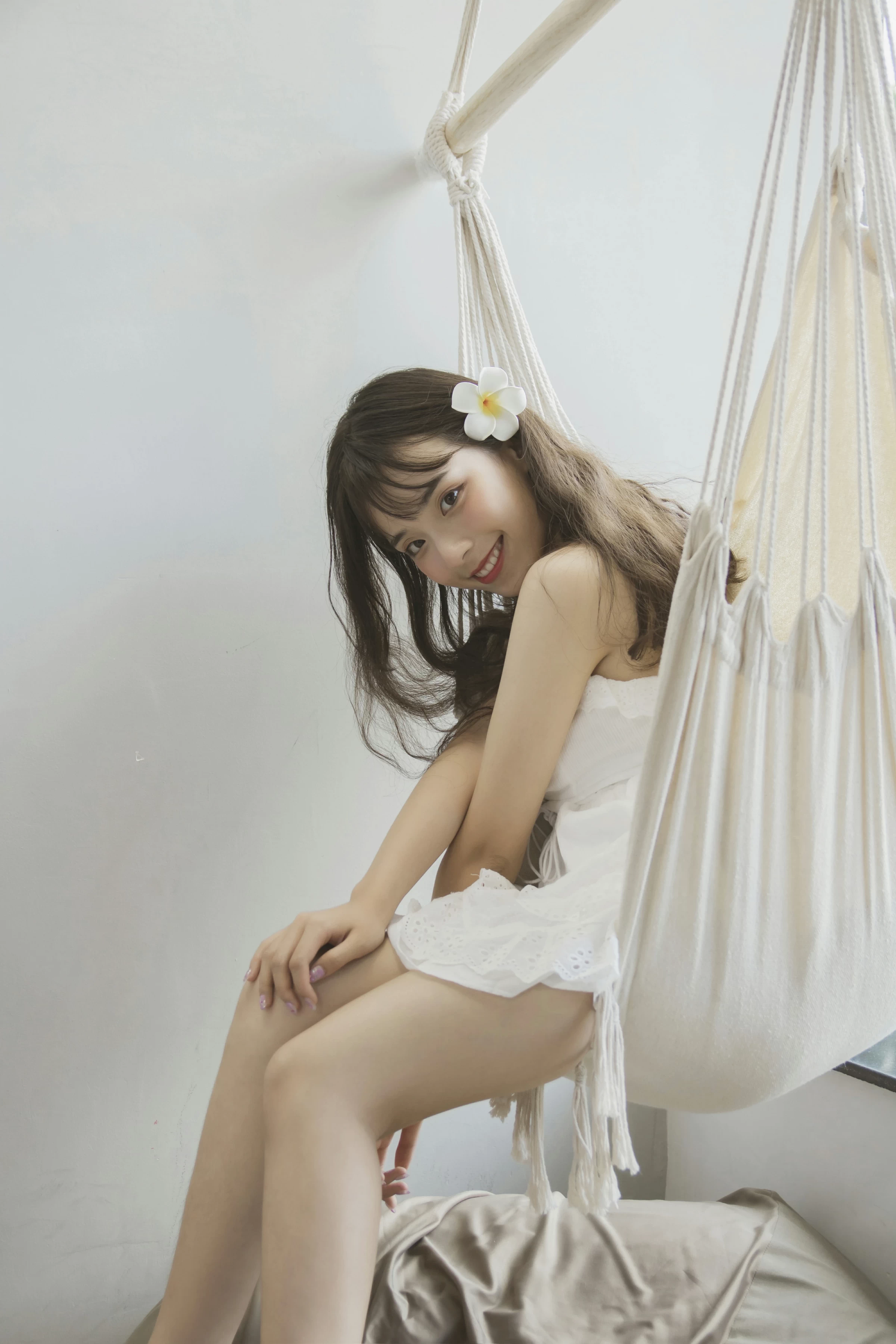 [YALAYI雅拉伊]No.357 我的高达女友 阿橙 白色吊带蕾丝连衣裙清纯可爱私房写真集第3张