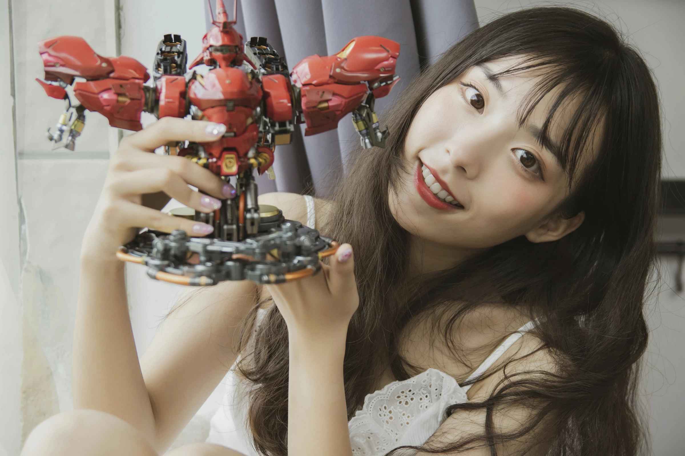 [YALAYI雅拉伊]No.357 我的高达女友 阿橙 白色吊带蕾丝连衣裙清纯可爱私房写真集第11张