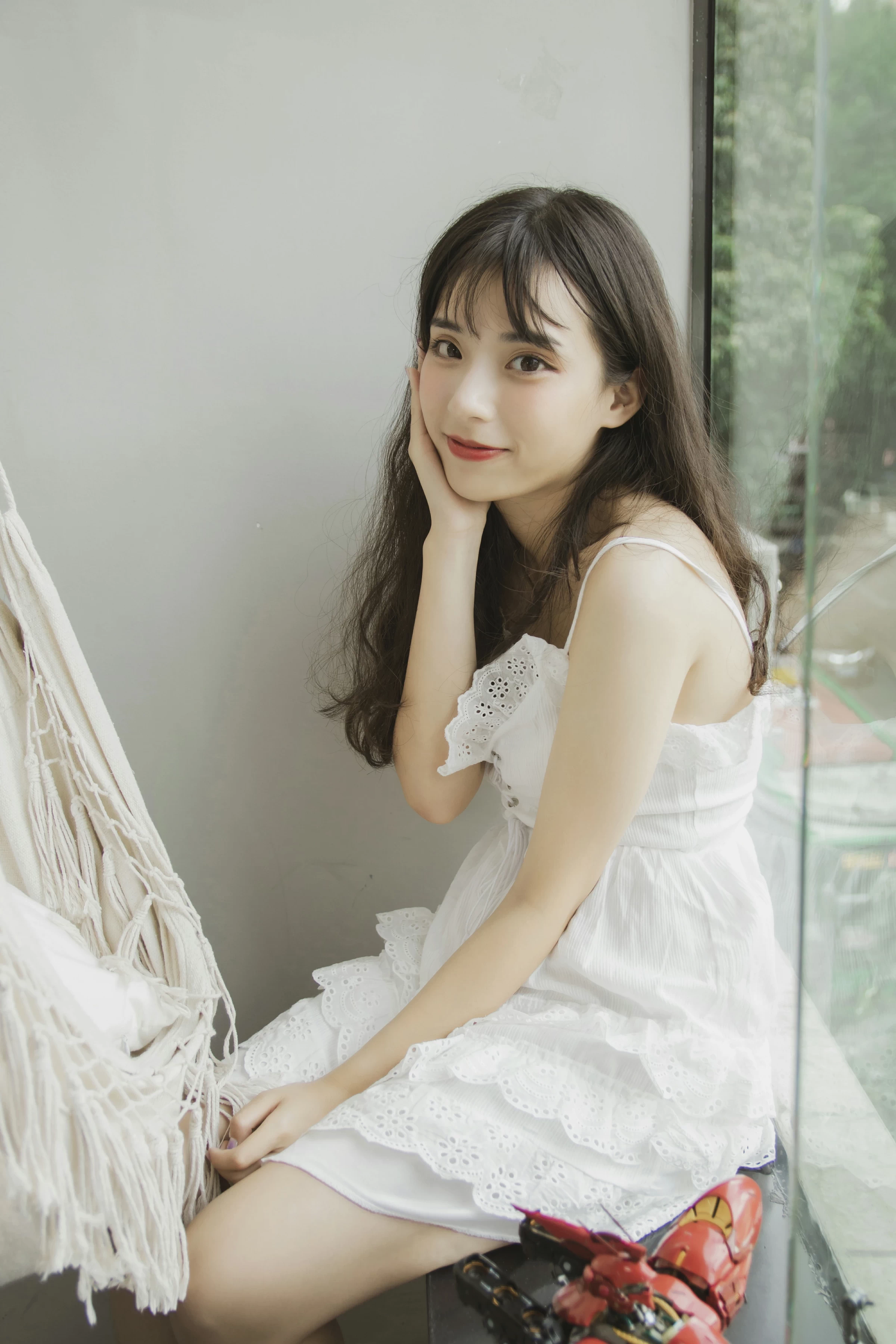 [YALAYI雅拉伊]No.357 我的高达女友 阿橙 白色吊带蕾丝连衣裙清纯可爱私房写真集第15张