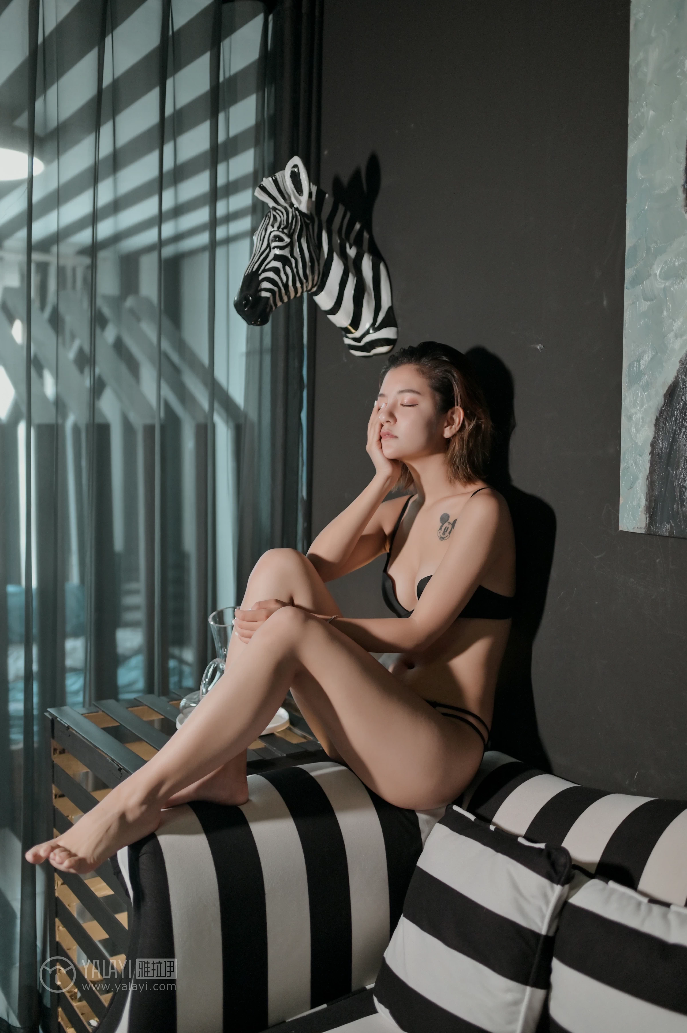 [YALAYI雅拉伊]No.358 半岛铁盒 米奇 黑色内衣居家性感私房写真集第7张