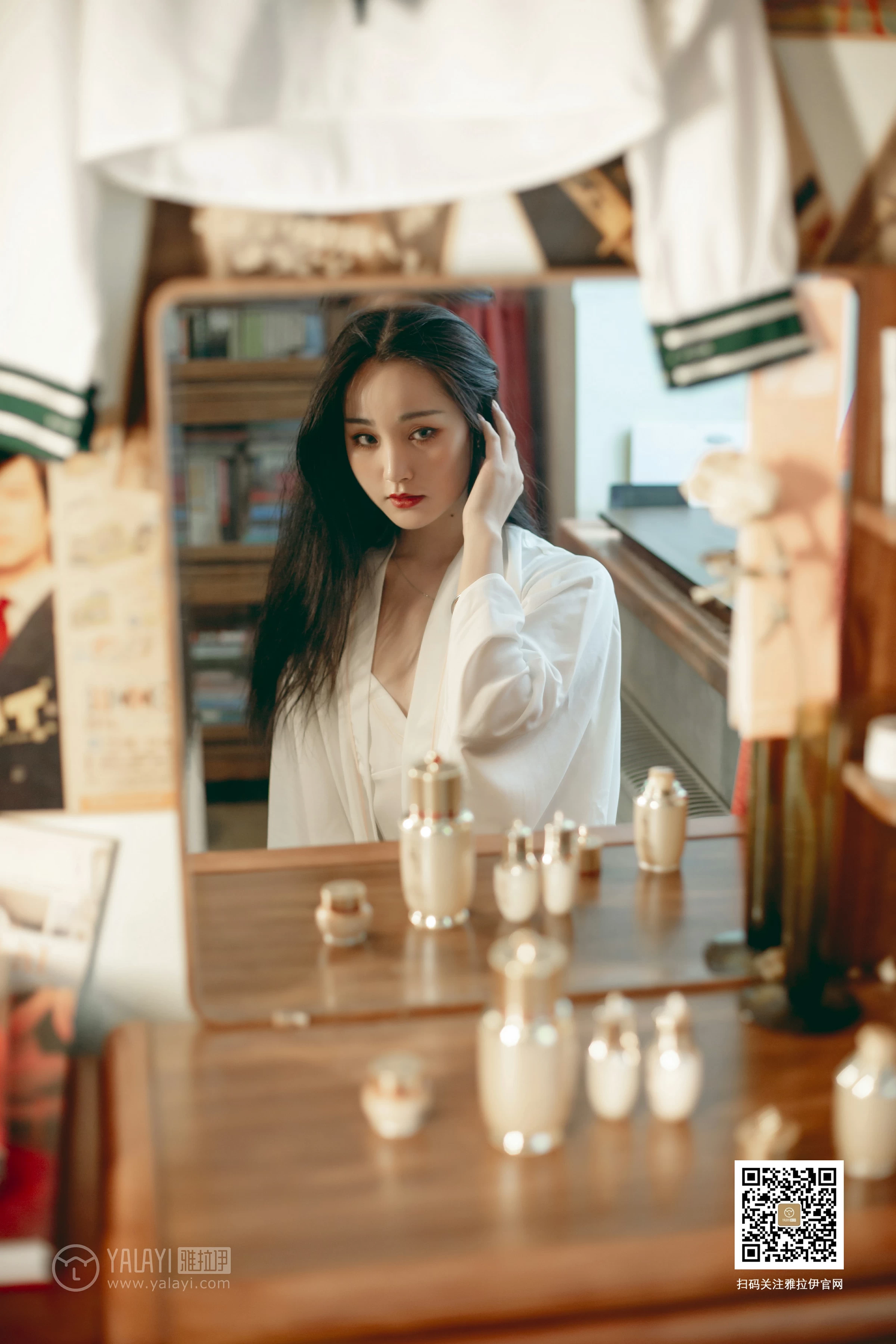 [YALAYI雅拉伊]No.361 Elegant 项兴咏 白色睡衣加白色吊带内衣性感私房写真集第1张