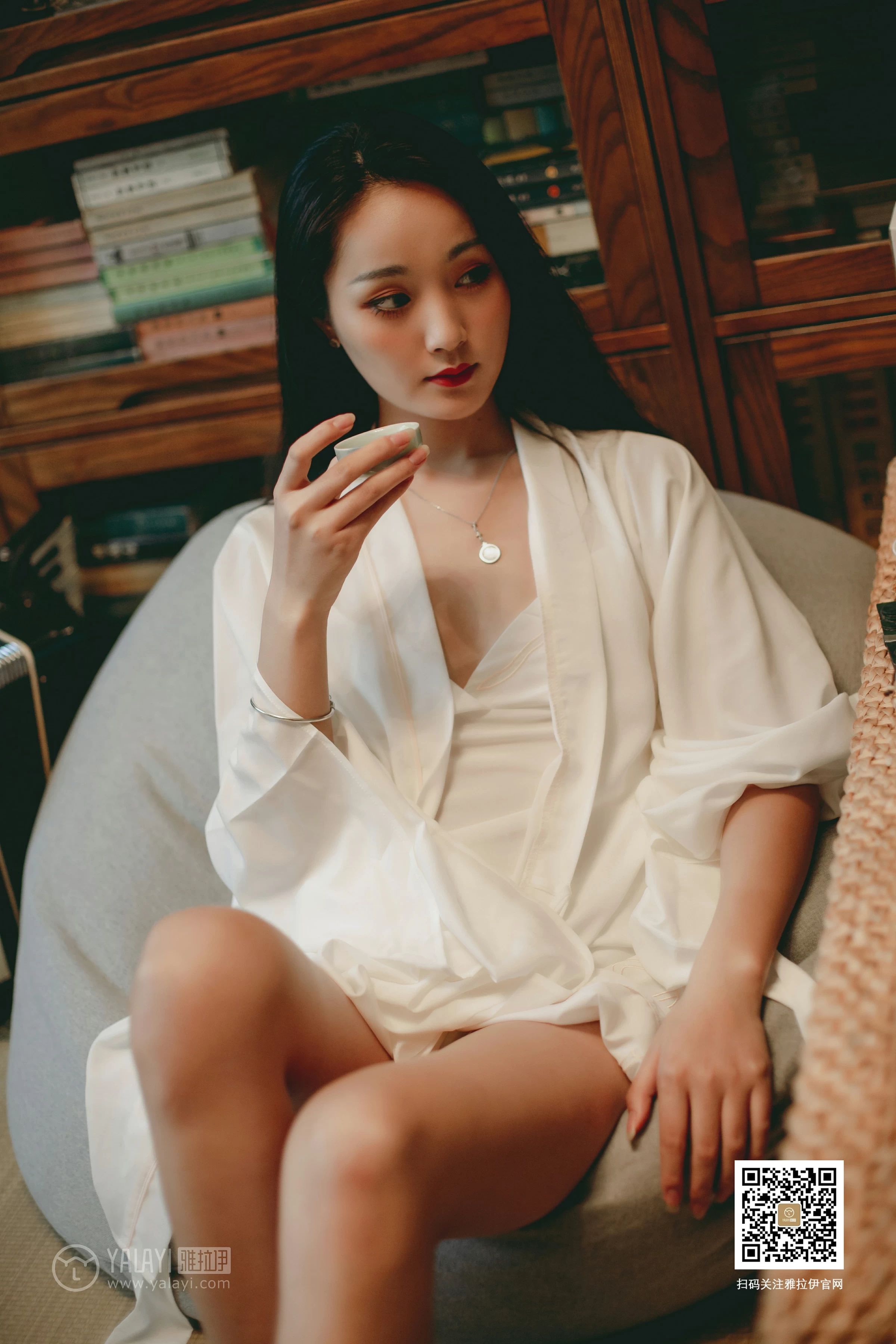 [YALAYI雅拉伊]No.361 Elegant 项兴咏 白色睡衣加白色吊带内衣性感私房写真集第6张